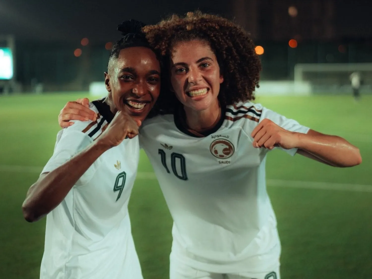 صبا توفيق والبندري مبارك تحتفلان بعد نهاية المباراة (الاتحاد السعودي لكرة القدم)