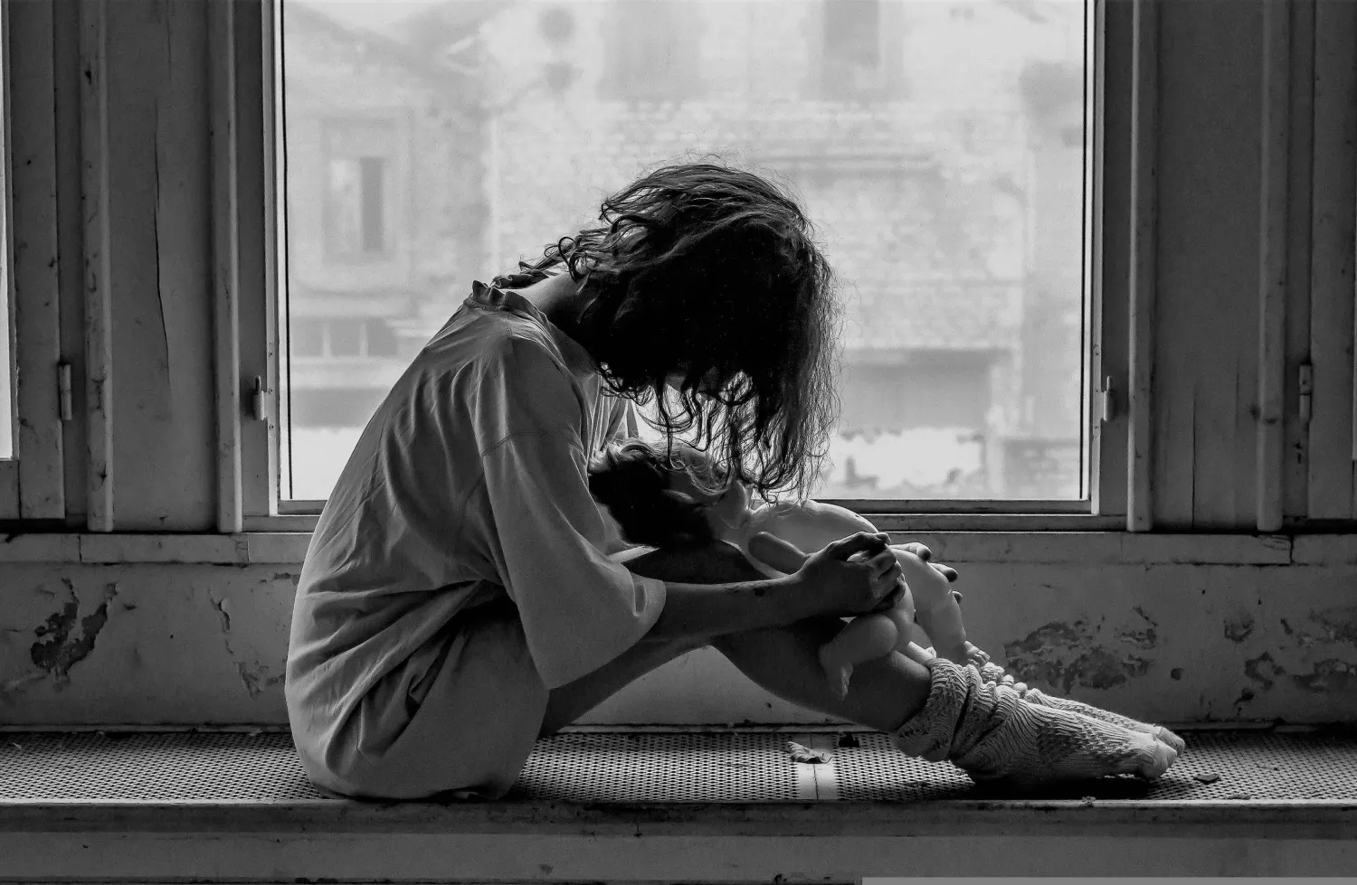 الحزن الطبيعي غالباً يكون مؤقتاً بينما قد يستمر الاكتئاب لأسابيع (بيكسباي)