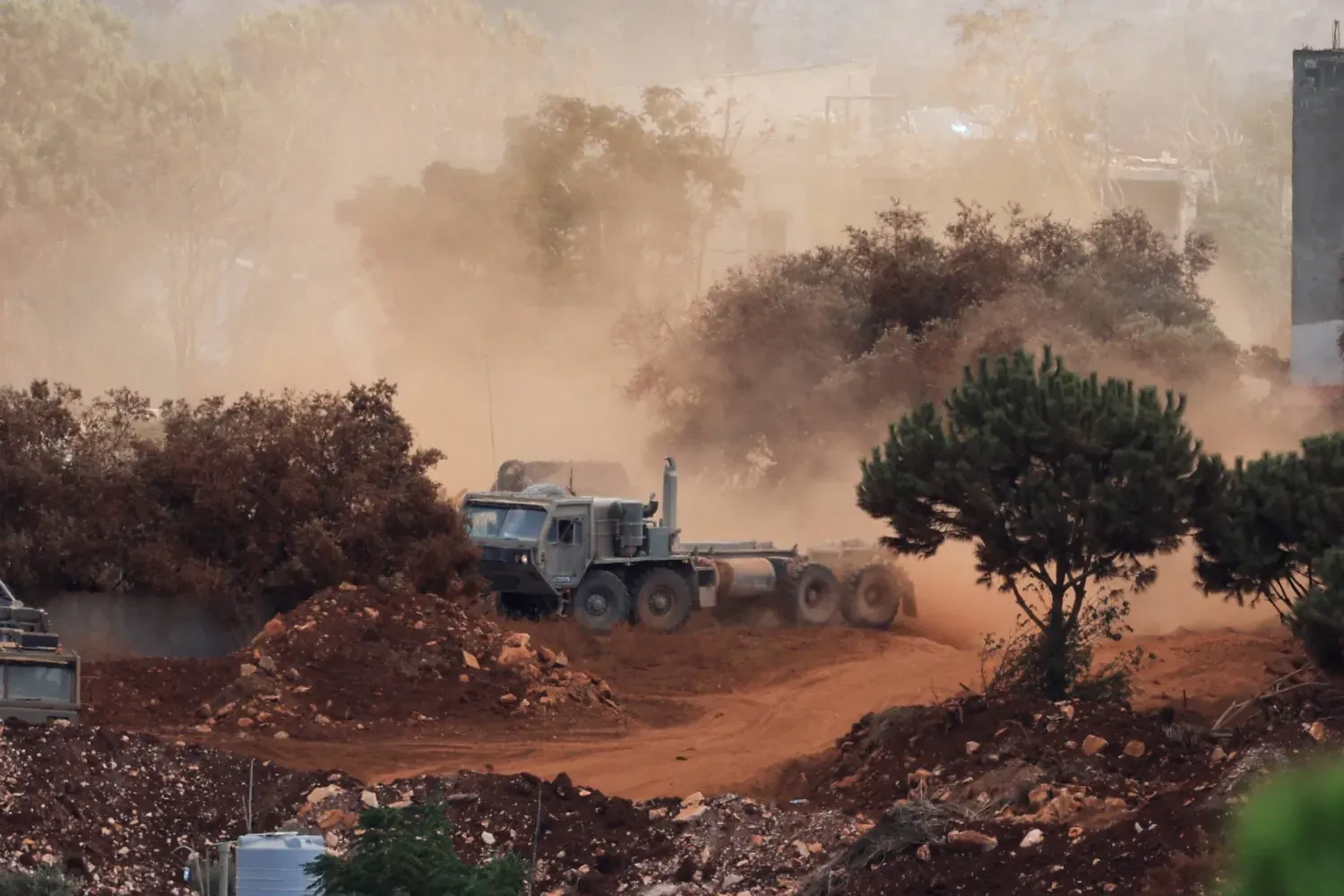 Güney Lübnan’da İsrail ordusuna ait bir askerî araç (Reuters)