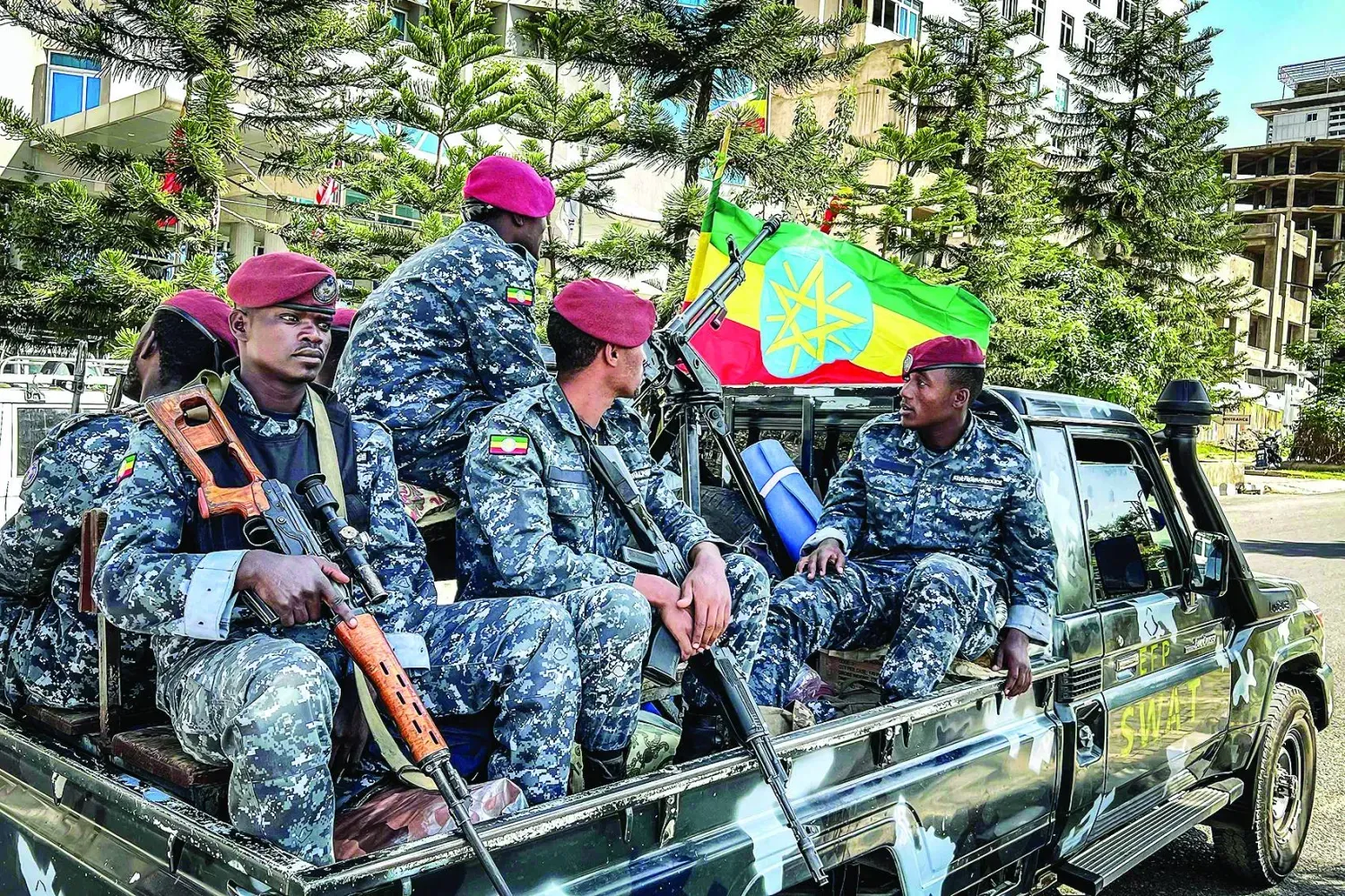 Etiyopya polisi, “Tigray Halk Kurtuluş Cephesi” isyancılarının dün geri çekilmesinin ardından Mekelle’de devriye geziyor (AFP)