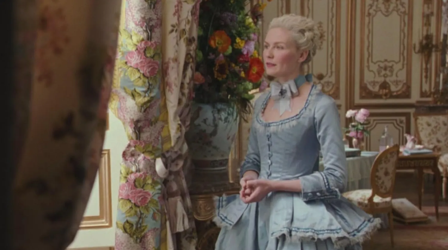 Filming Kirsten Dunst as Marie Antoinette on set (imdb)
