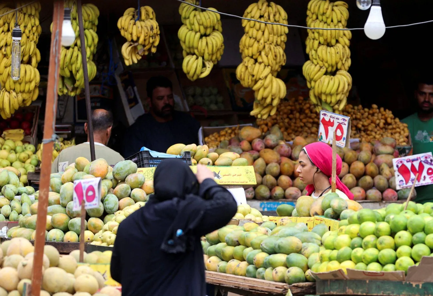 سيدتان تتسوقان في إحدى الأسواق بالقاهرة (رويترز)
