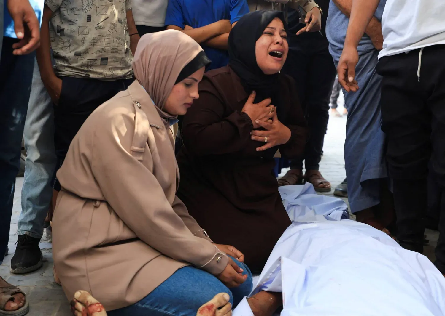 Gazze kentinde, sağlık görevlilerinin açıklamasına göre İsrail’in hava saldırısında hayatını kaybeden Filistinliler için düzenlenen anma törenine katılanlar (Reuters)
