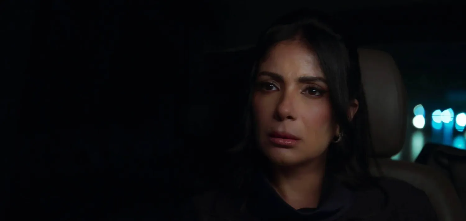 منى زكي في لقطة من مسلسل «طالع نازل» (منصة شاهد)