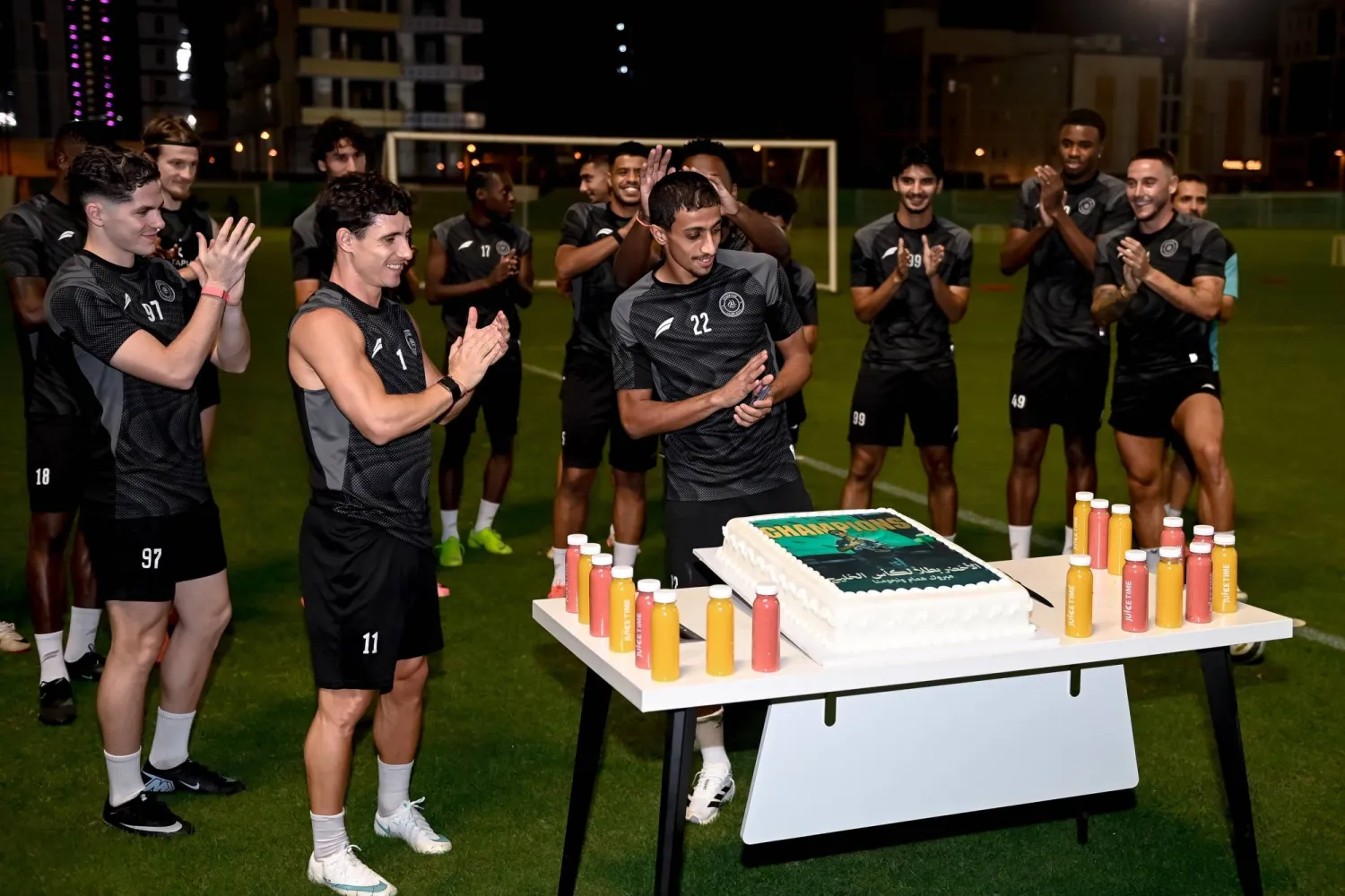 همام خلال احتفالية الشباب بمناسبة حصوله على جائزة أفضل لاعب في خليجي 27 (موقع نادي الشباب)