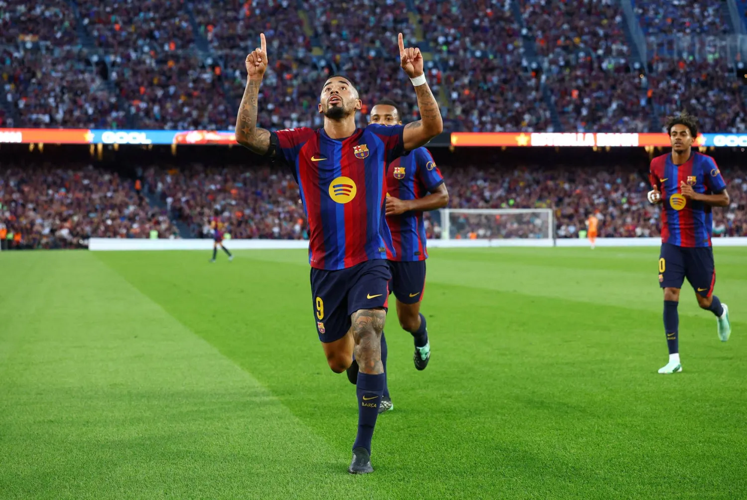 البرازيلي غابريل خيسوس يحتفل بهدفه في مرمى خيتافي (رويترز)