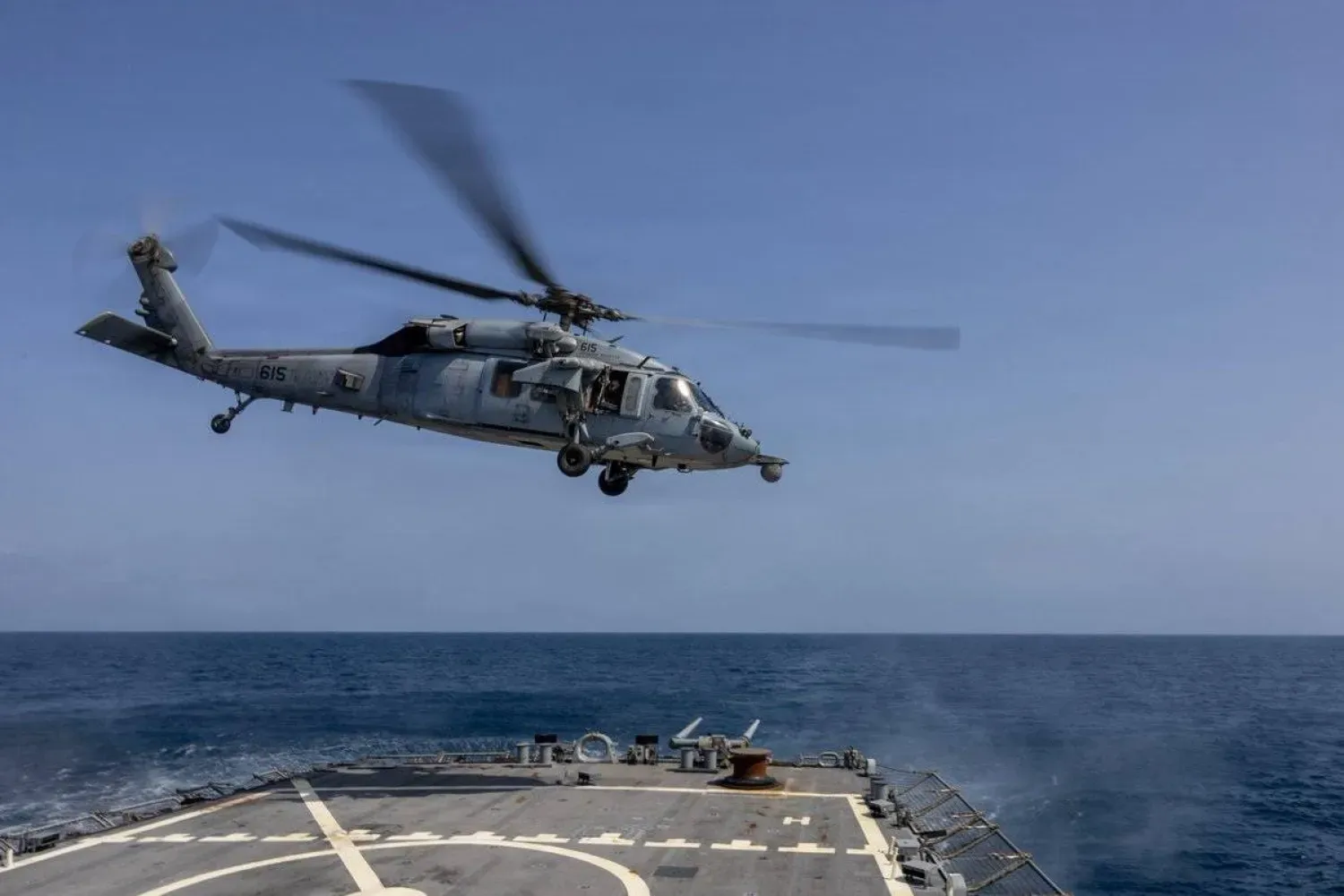 ABD’nin İran’a yönelik deniz ablukasına katılan USS John Paul Jones muhribinin güvertesinden havalanan bir SH-60 Seahawk helikopteri (CENTCOM)