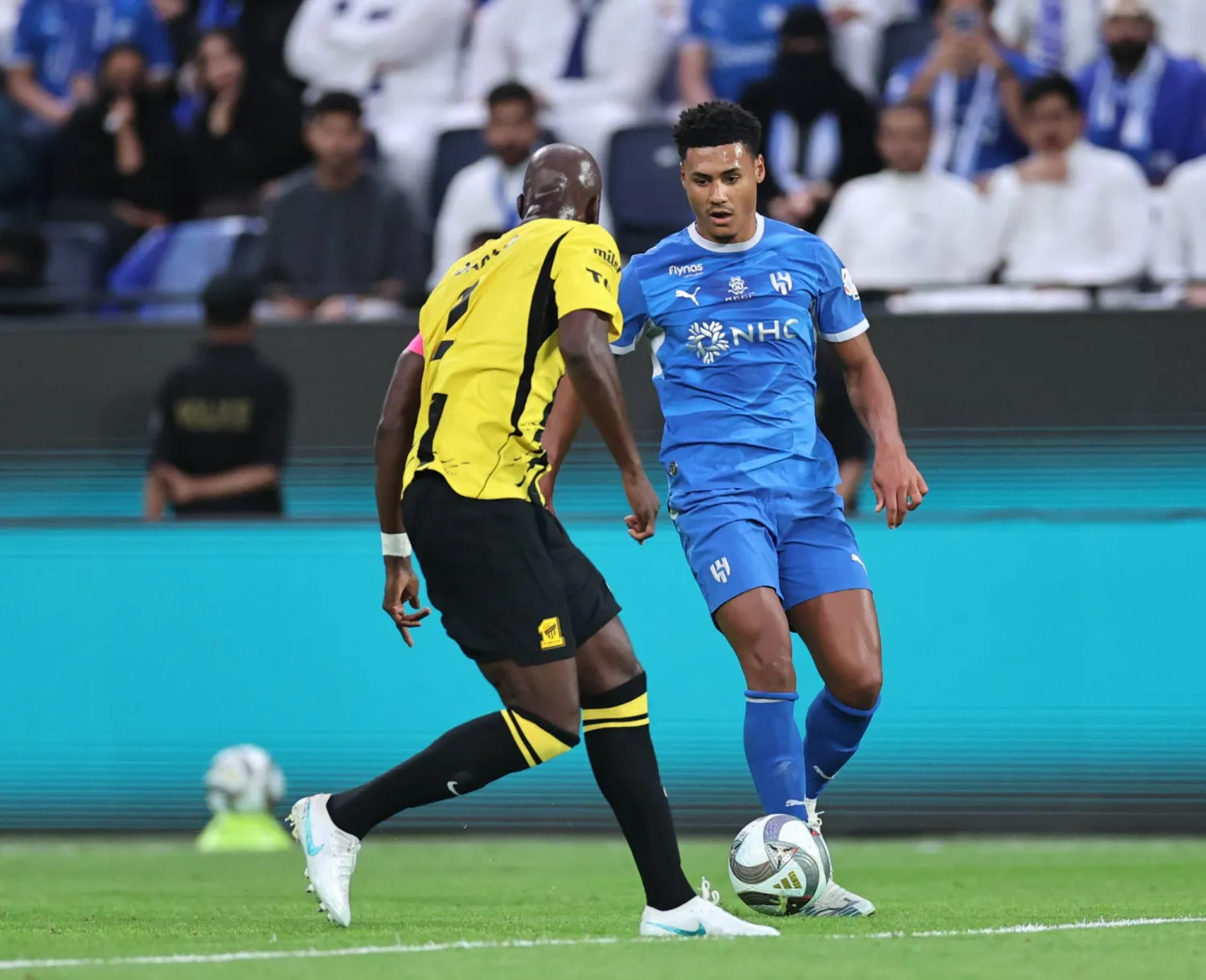 واتكينز يحاول المرور من دانيلو مدافع الاتحاد (تصوير: سعد العنزي)