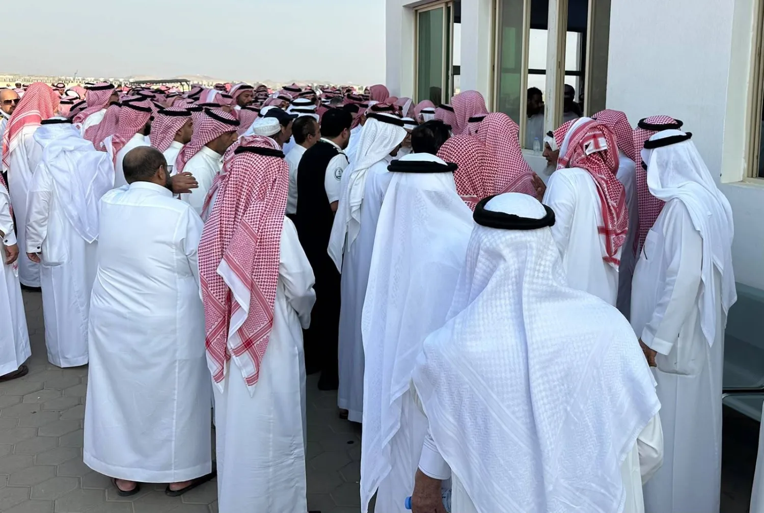 Crowds of condolences comfort the family of Captain Pilot Hamoud Alkalthami at Al-Salhiyah cemetery (Asharq Al-Awsat)
