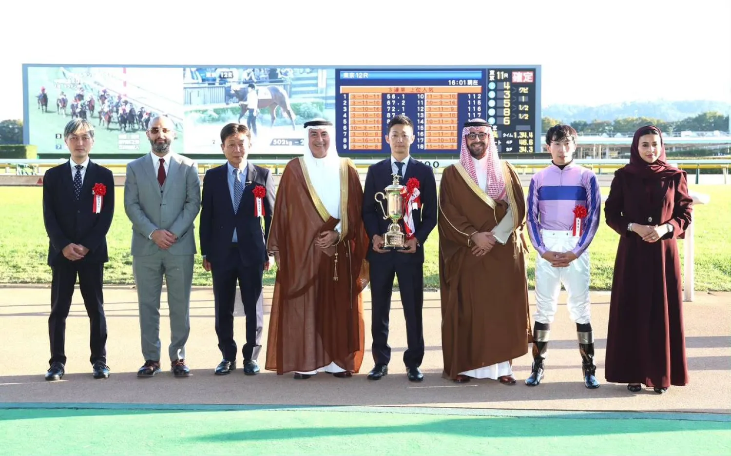 الأمير سلمان بن عبد الله سلّم الكأس لمالك الجواد الفائز (نادي سباقات الخيل)