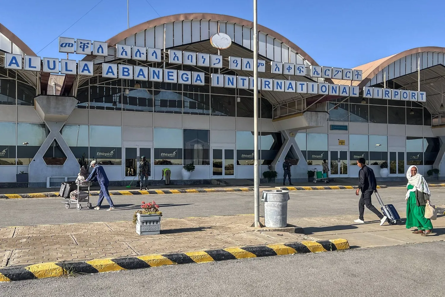 يصل الركاب إلى مبنى مطار ألولا أبا نيغا الدولي في ميكيلي استعداداً للصعود إلى الطائرات وذلك بعد استئناف الخطوط الجوية الإثيوبية خدماتها (أ.ف.ب)