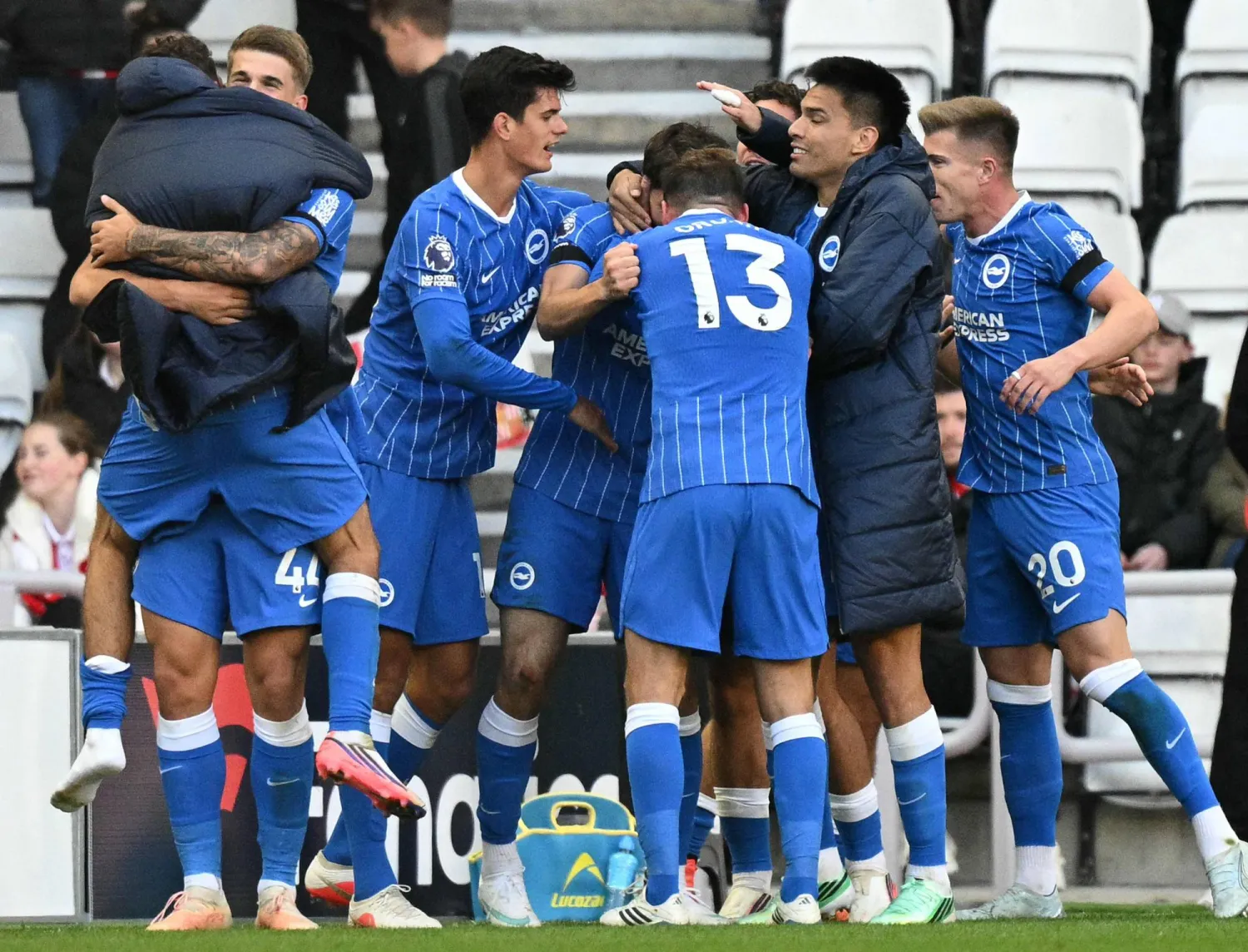 حقق برايتون فوزاً ثميناً ومستحقاً 2 - 0 على مضيفه سندرلاند (أ.ف.ب)