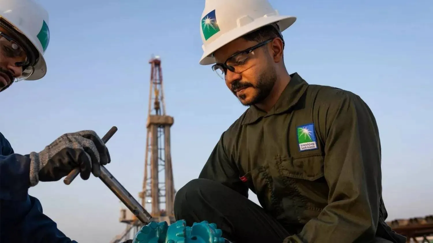 Two workers carry out tasks at one of Saudi Aramco's facilities. (Aramco)