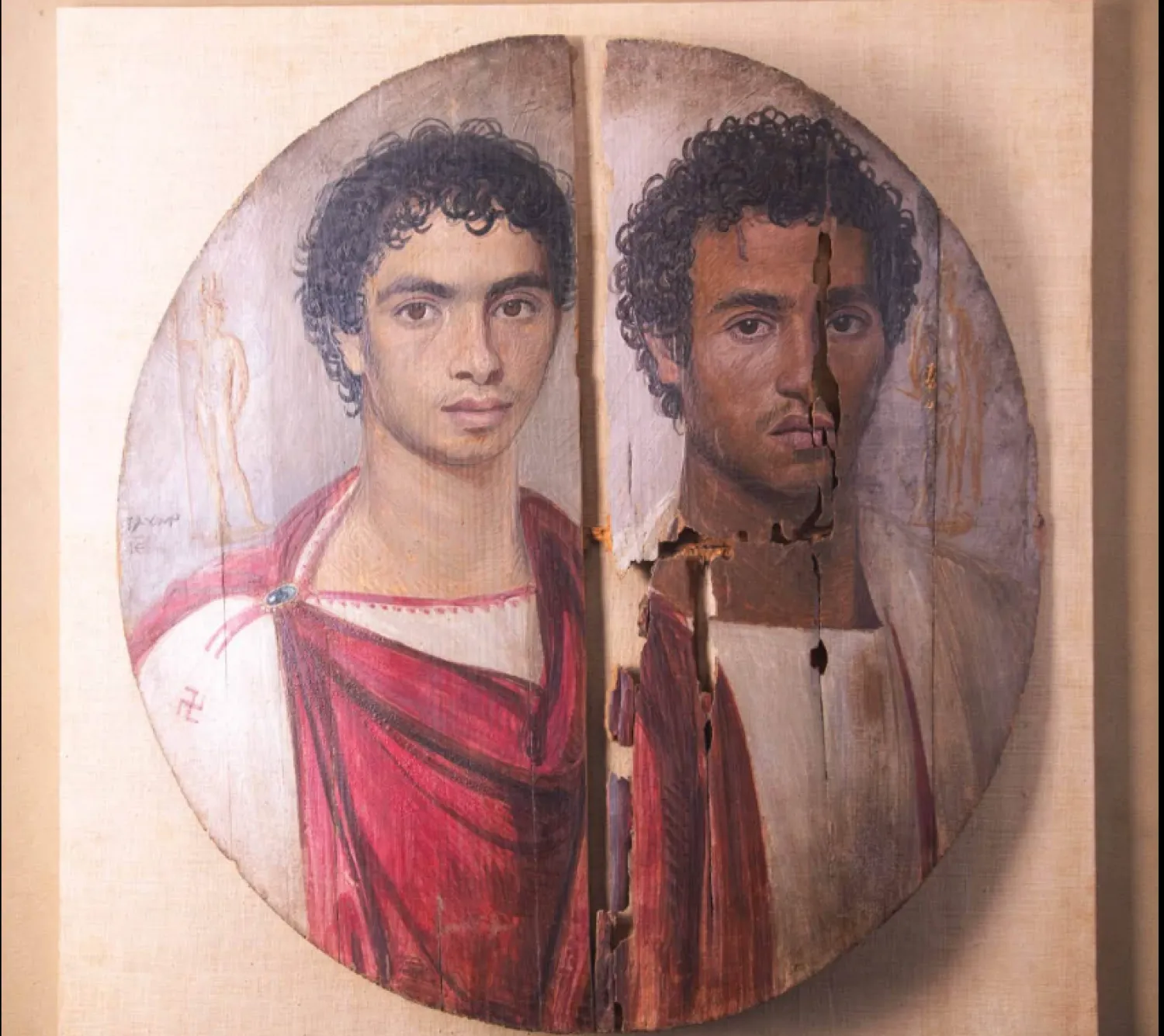ترميم لوحة الأخوين الأثرية (وزارة السياحة والآثار المصرية)
