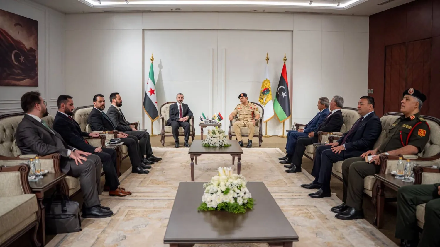 نائب قائد الجيش الفريق أول ركن صدام خليفة حفتر في بنغازي مستقبلاً وزير الخارجية السوري أسعد الشيباني والوفد المرافق (الخارجية السورية)