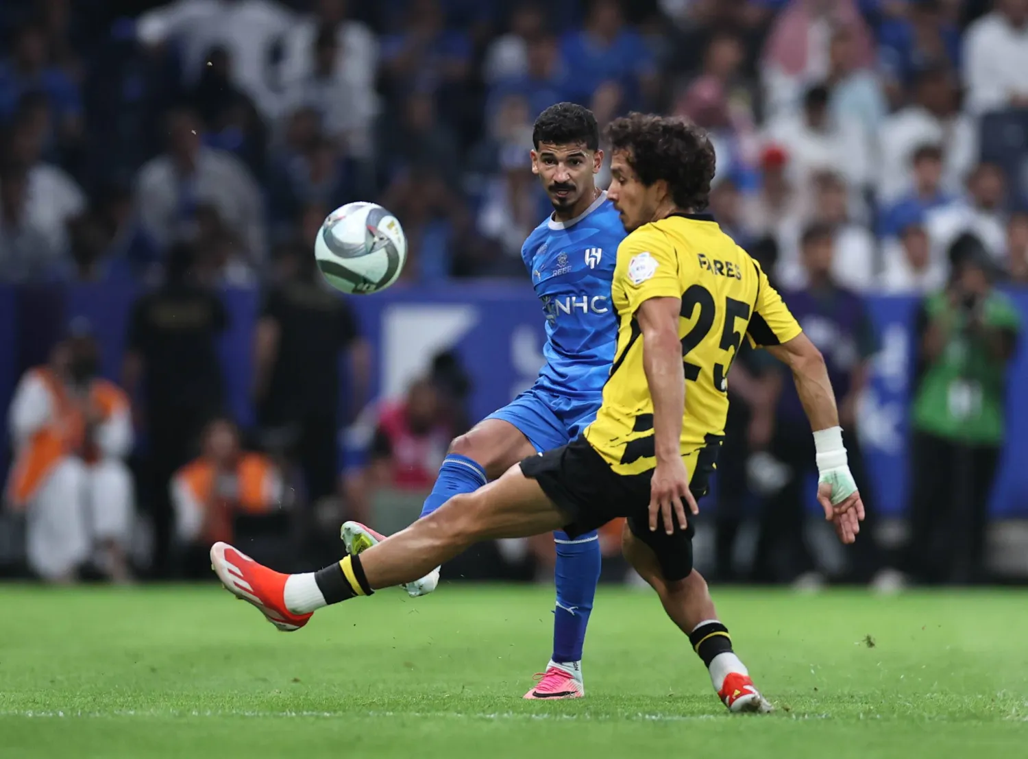 من المواجهة التي جمعت الاتحاد والهلال في الرياض (تصوير: سعد العنزي)