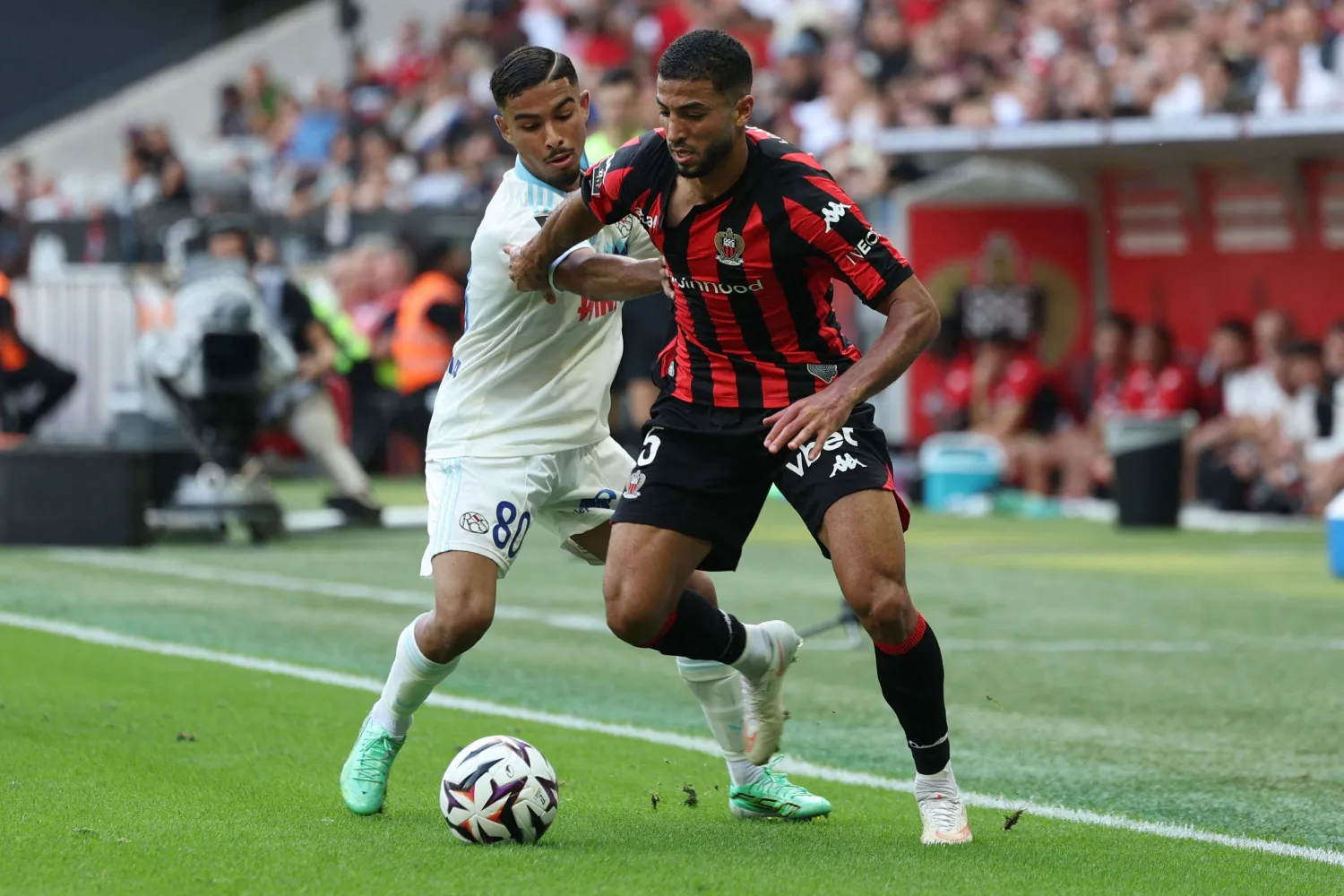 المصري محمد عبد المنعم «يمين» لاعب نيس في كرة مشتركة مع المغربي جاسم ياسين لاعب ستراسبورغ (أ.ف.ب)