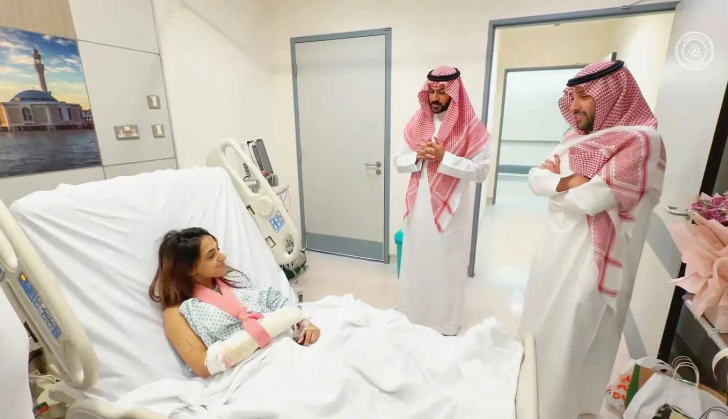 المالك رئيس نادي الشباب خلال زيارته للاعبة صباح عسيري في المستشفى (موقع نادي الشباب)