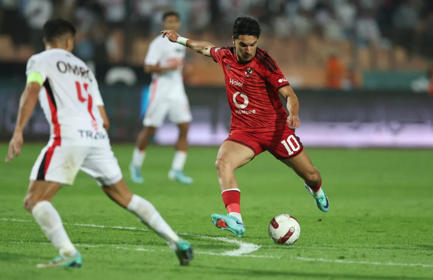 الجزائري منصف بقرار لحظة تسجيله الهدف الثاني للأهلي (رويترز)