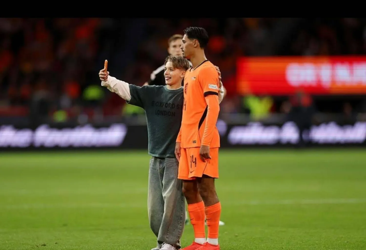 سيلفي مع رايندرز تسبب في منع الفتى من دخول الملاعب 5 سنوات (رويترز)