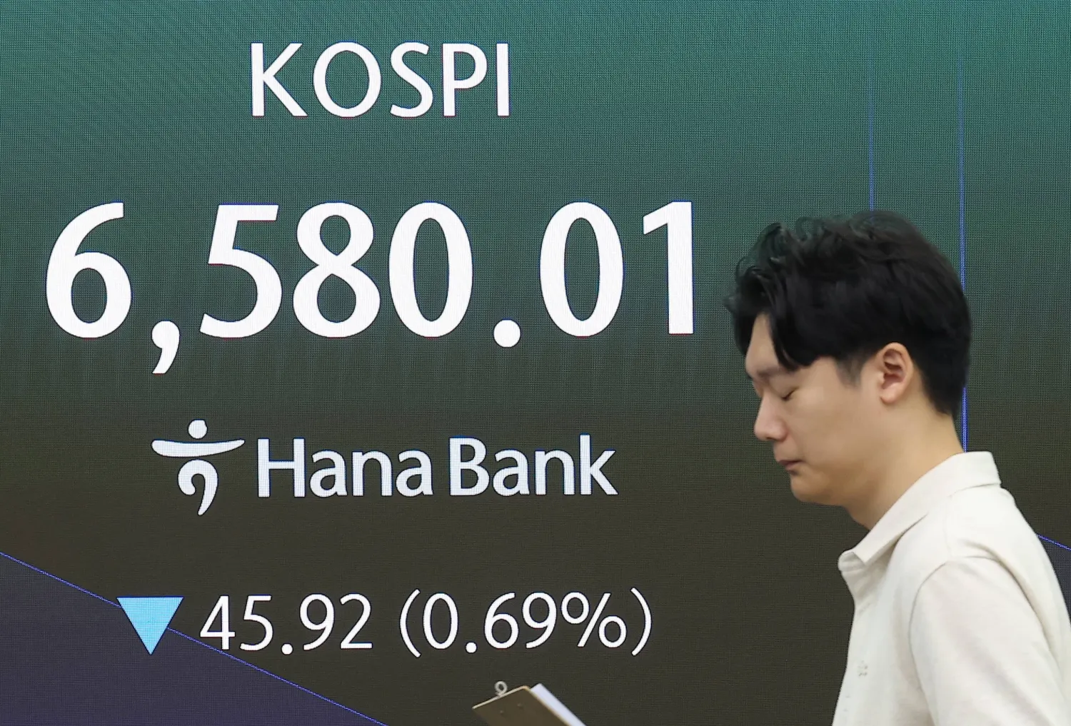 A financial data screen in the dealing room of Hana Bank shows the benchmark Korea Composite Stock Price Index (KOSPI) having fallen 0.69 percent from the previous session to an intraday low of 6,580.01 in early trading in Seoul, South Korea, 12 October 2026. EPA/YONHAP SOUTH KOREA OUT