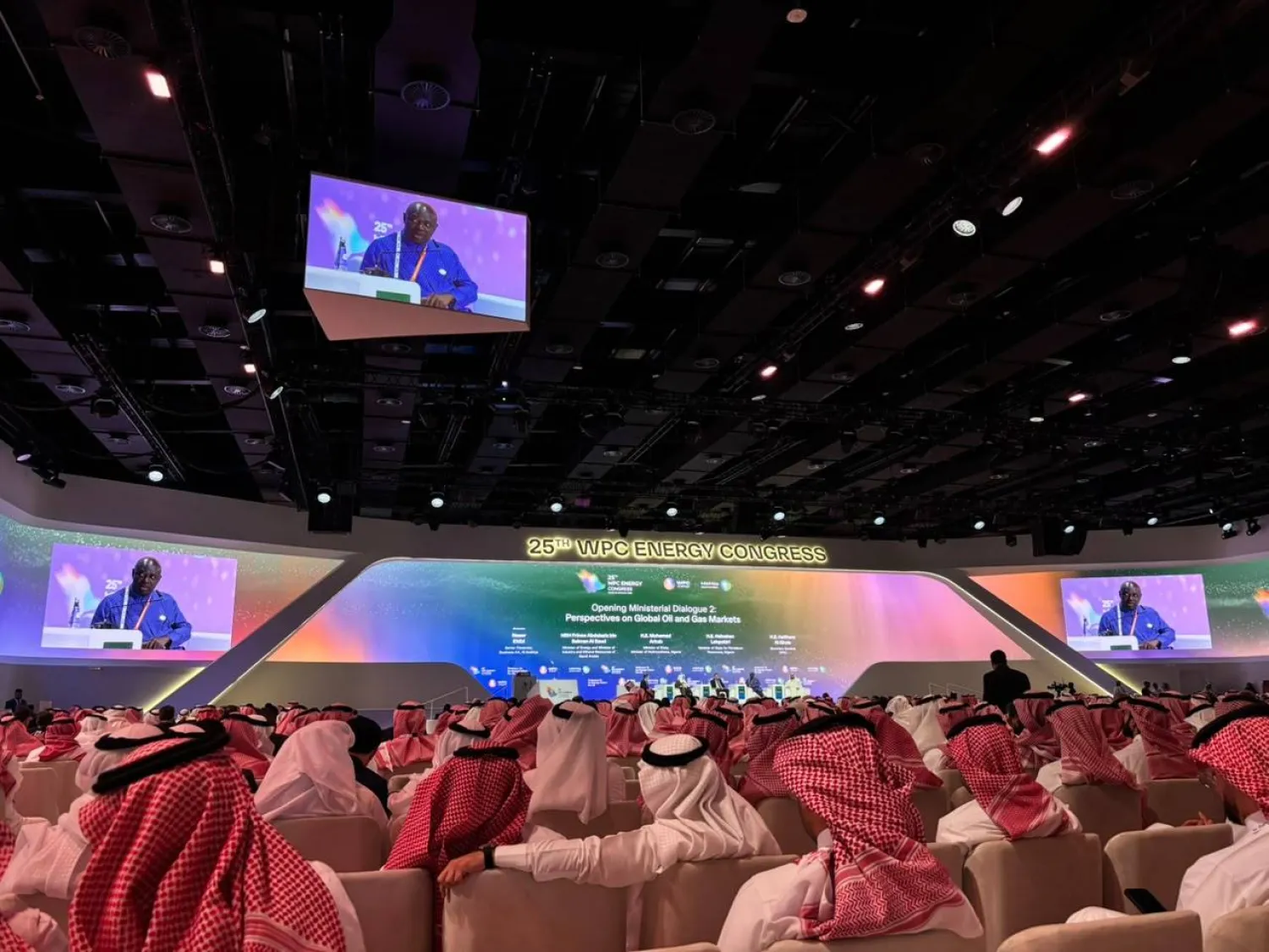 هاينكن لوك بيري يتحدث للحضور في الجلسة الحوارية المنعقدة بالرياض (الشرق الأوسط)