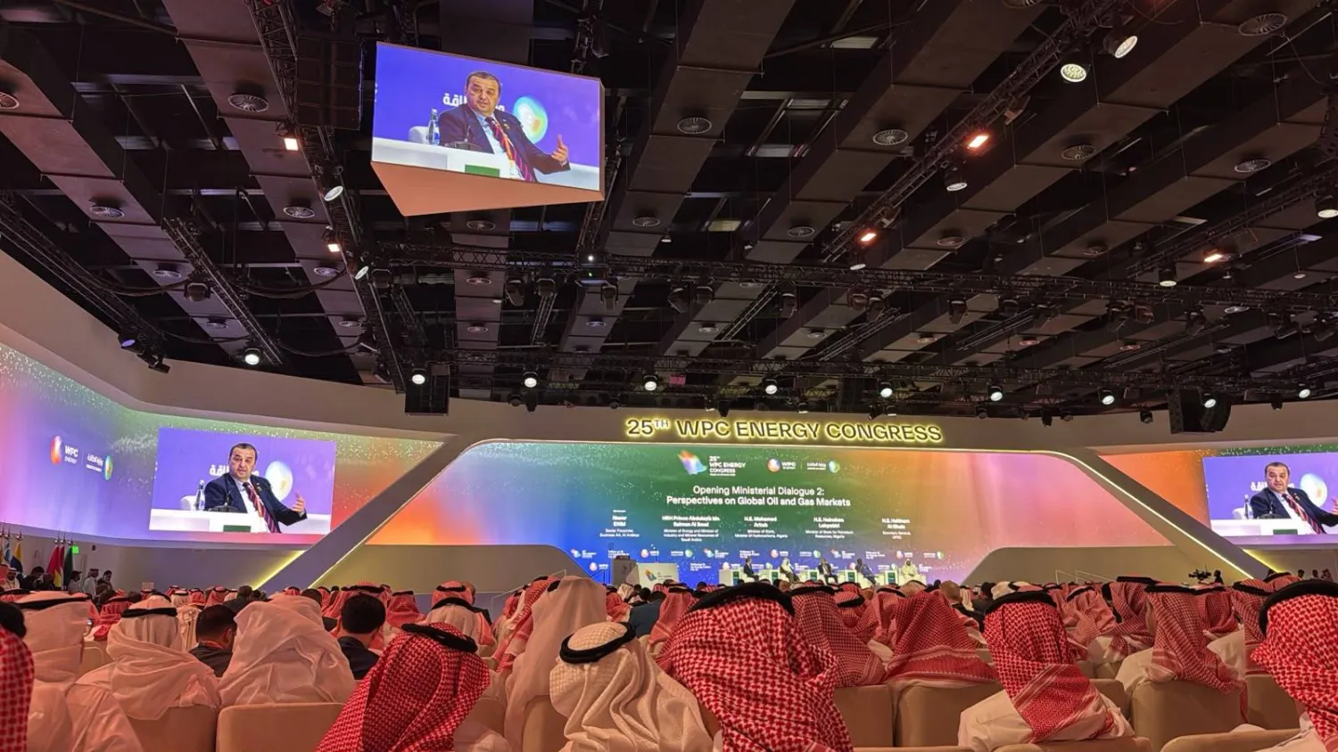 وزير الدولة وزير المحروقات في الجزائر محمد عرقاب يتحدث في جلسة حوارية ضمن «مؤتمر البترول» العالمي بالرياض (الشرق الأوسط)