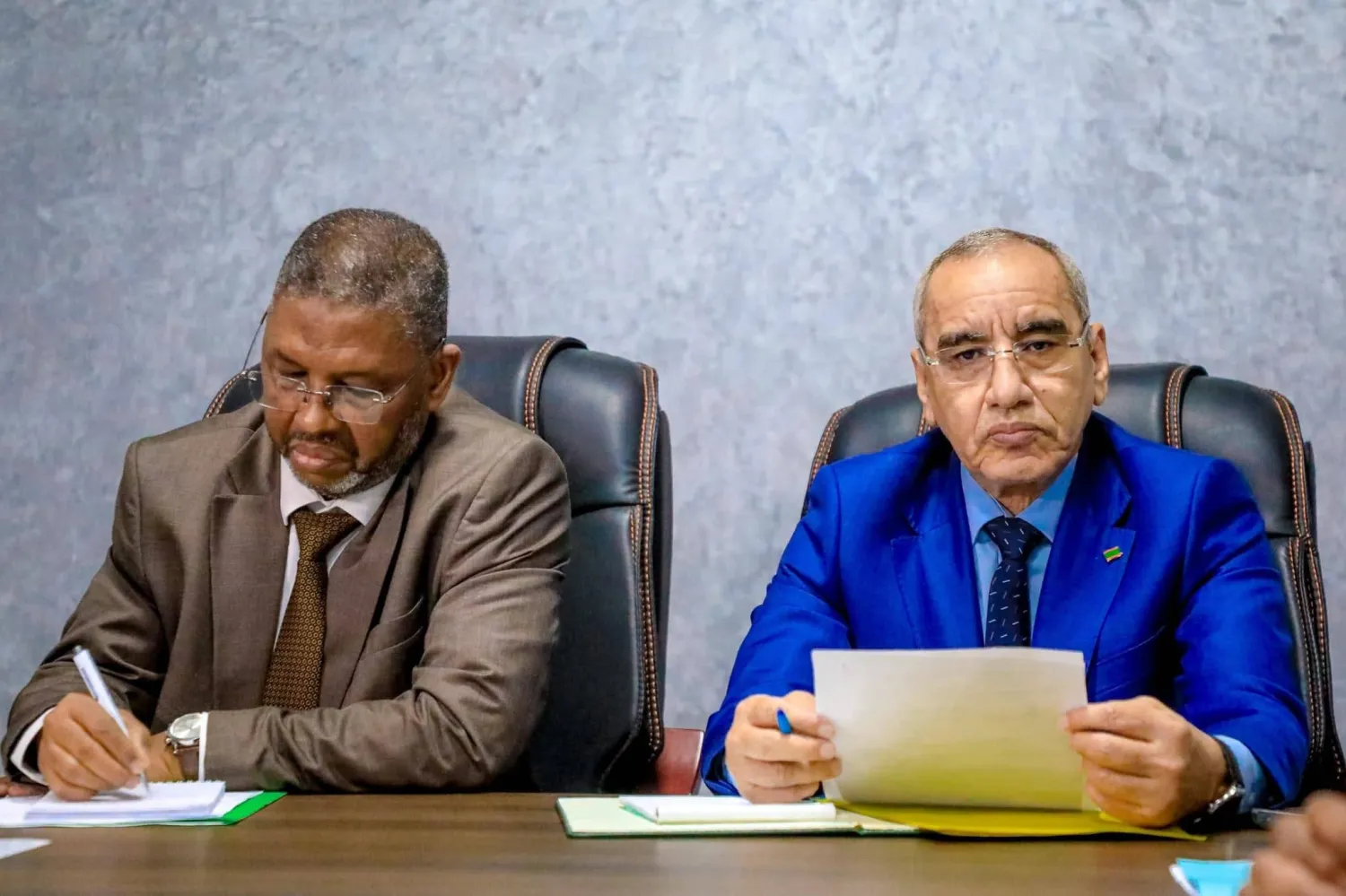 وزير الداخلية الموريتاني السابق (يمين) يوجه رسالة مطولة يعرض فيها حصيلته ويودع موظفي القطاع (وزارة الداخلية)