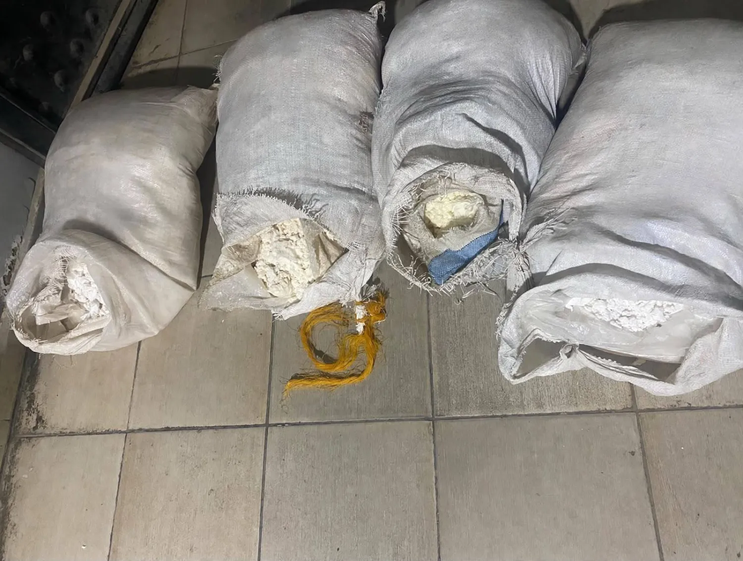 صورة من المواد المتفجرة التي ضبطها الجيش اللبناني (صفحة الجيش على «إكس»)