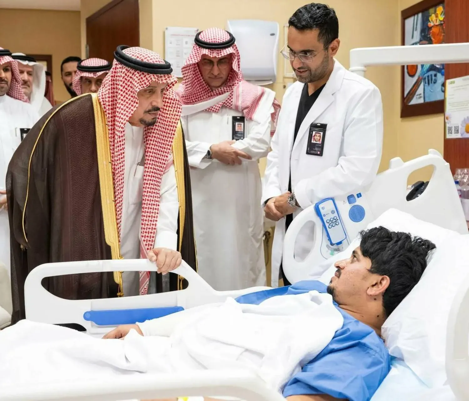 أمير منطقة الرياض خلال تفقده عدداً من المدنيين المصابين جراء الاعتداءات الحوثية الإرهابية (واس)