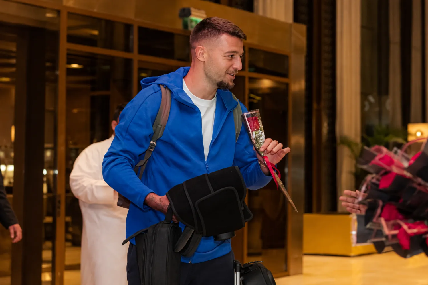 لاعبو الهلال تم استقبالهم بالورود فور وصولهم للدوحة (نادي الهلال)