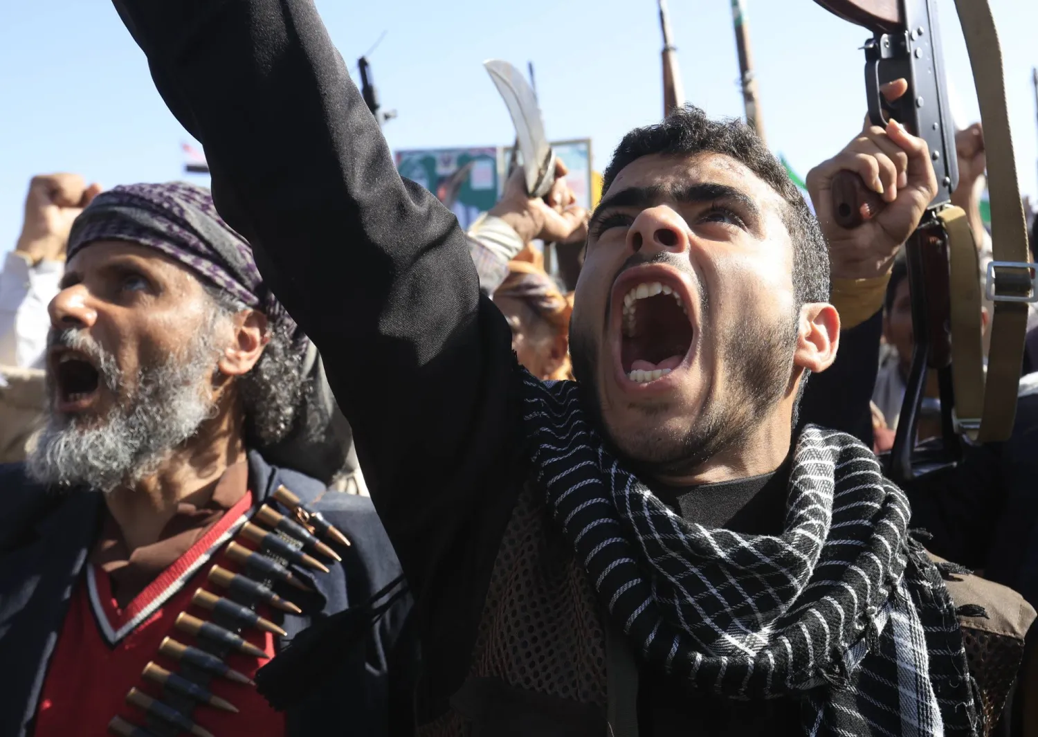 عنصر حوثي يردد الصرخة الخمينية خلال حشد في صنعاء دعا له زعيم الجماعة (إ.ب.أ)