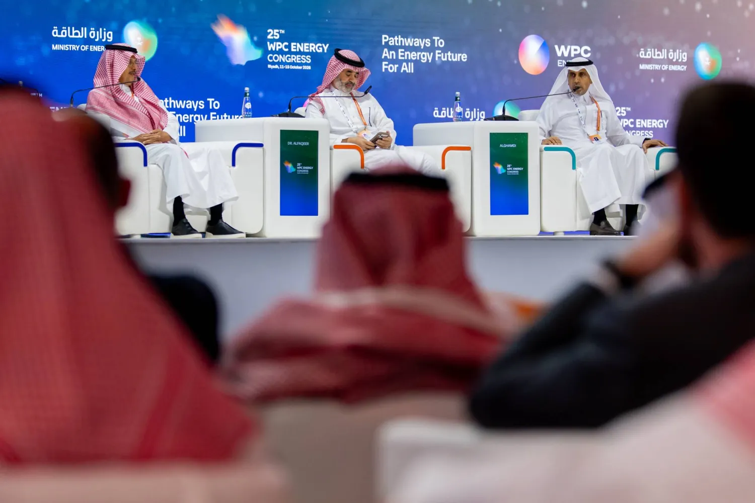 جانب من الجلسة الحوارية بحضور النائب التنفيذي للرئيس لقطاع الأعمال للغاز في «أرامكو» للتحدث عن آخر تطورات الشركة السعودية (الشرق الأوسط)