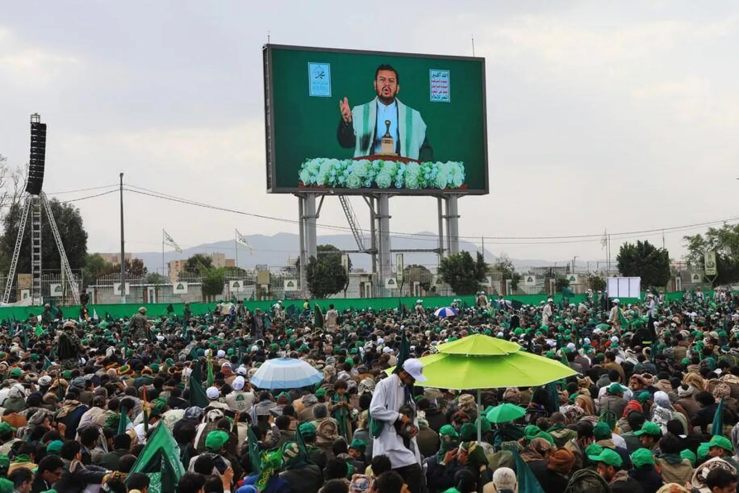 ناشطو الجماعة الحوثية يشكون من تردي أحوالهم المعيشية (أ.ب)