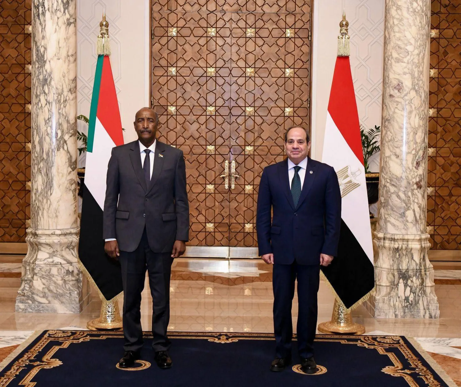 لقاء سابق بين الرئيس المصري عبد الفتاح السيسي ورئيس مجلس السيادة الانتقالي السوداني الفريق أول عبد الفتاح البرهان في القاهرة (الرئاسة المصرية)