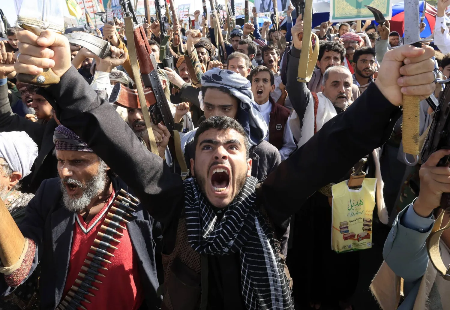 حوثويون خلال حشد في صنعاء دعا له زعيمهم (إ.ب.أ)