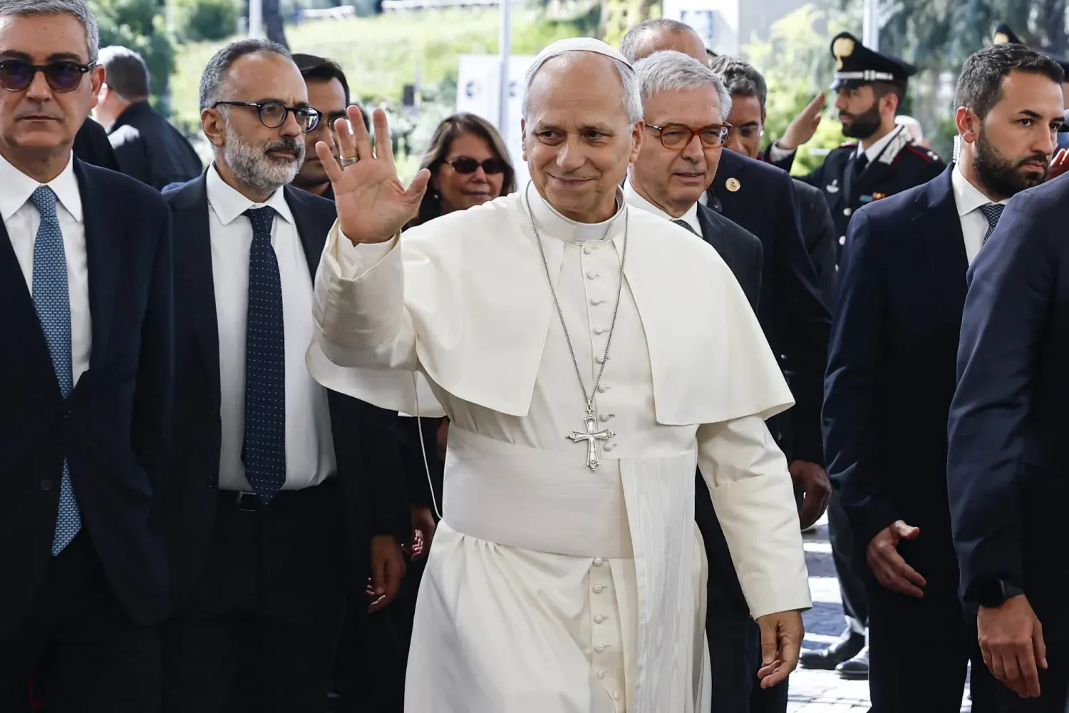 Papa 14. Leo, 13 Ekim 2026'da İtalya'nın başkenti Roma'daki Gemelli Hastanesi'ne gelirken (AP)