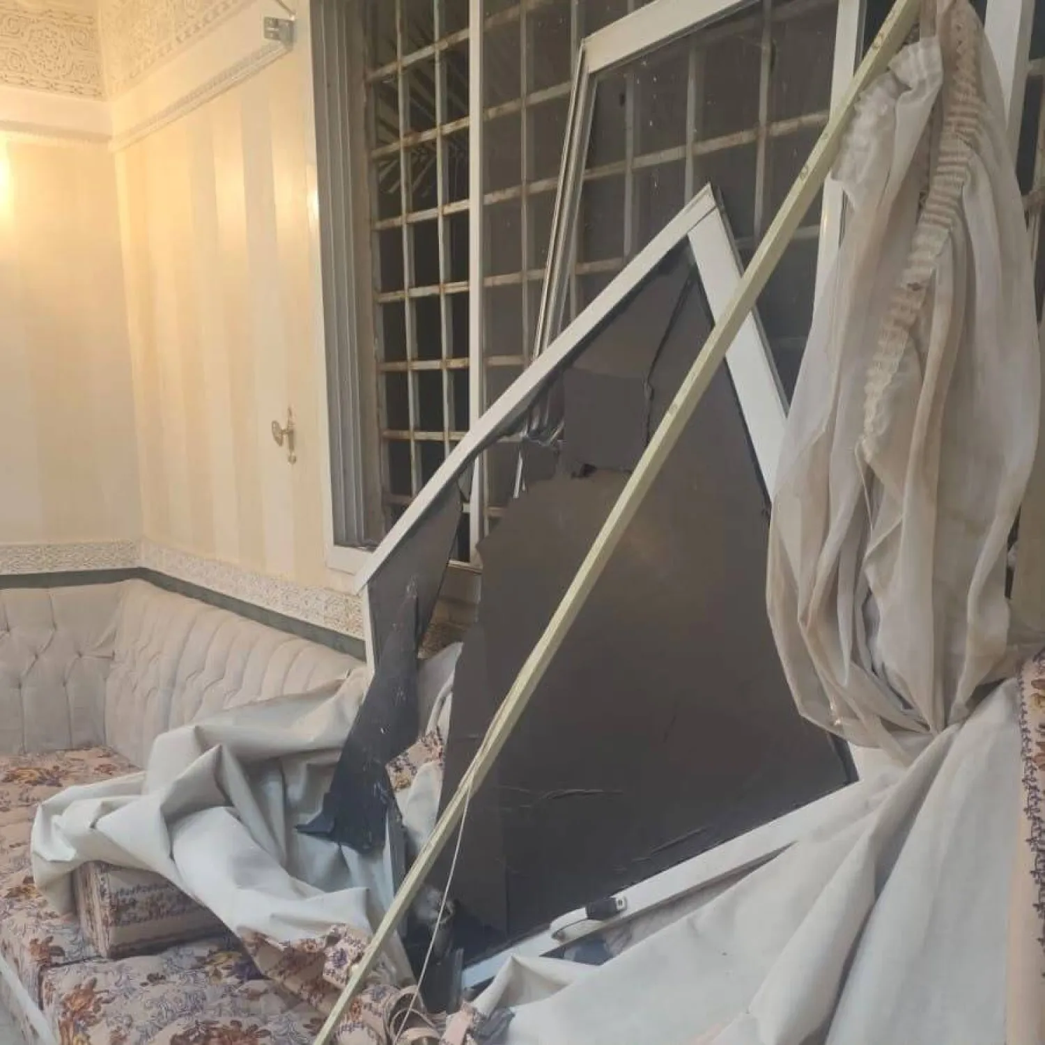 آثار أضرار لحقت بمبنى سكني في مدينة الرياض جرّاء اعتداء حوثي الثلاثاء (واس)