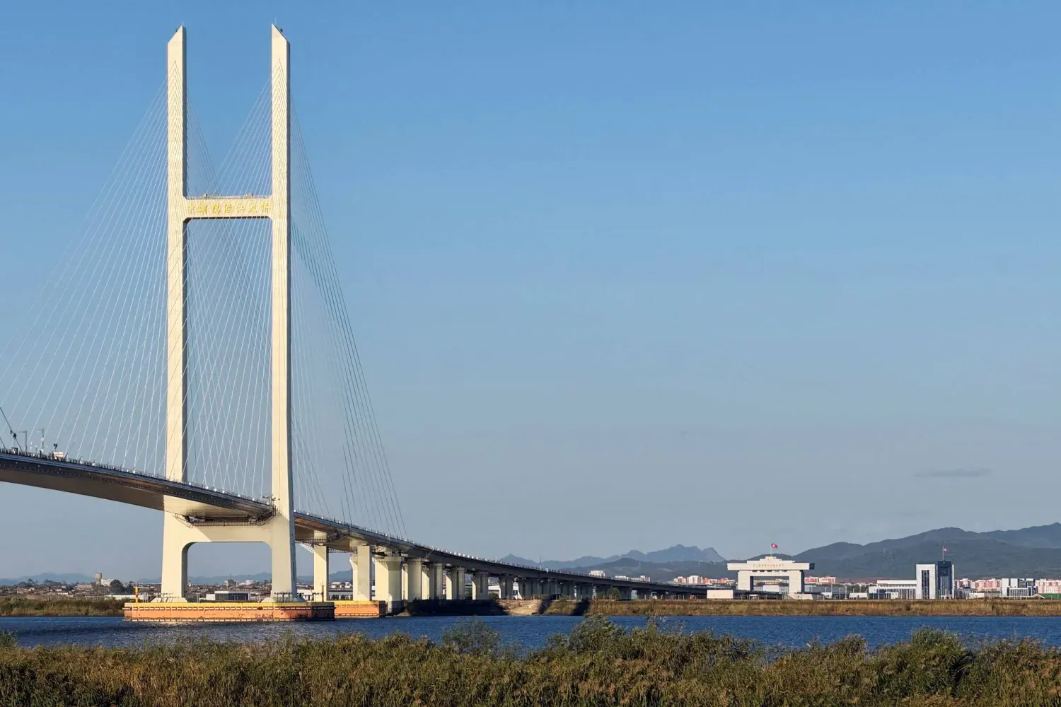 Çin’in yeni Dandong bölgesini Kuzey Kore’nin Sinuiju kentine bağlamak üzere inşa edilen yeni Yalu Nehri Köprüsü (Reuters)