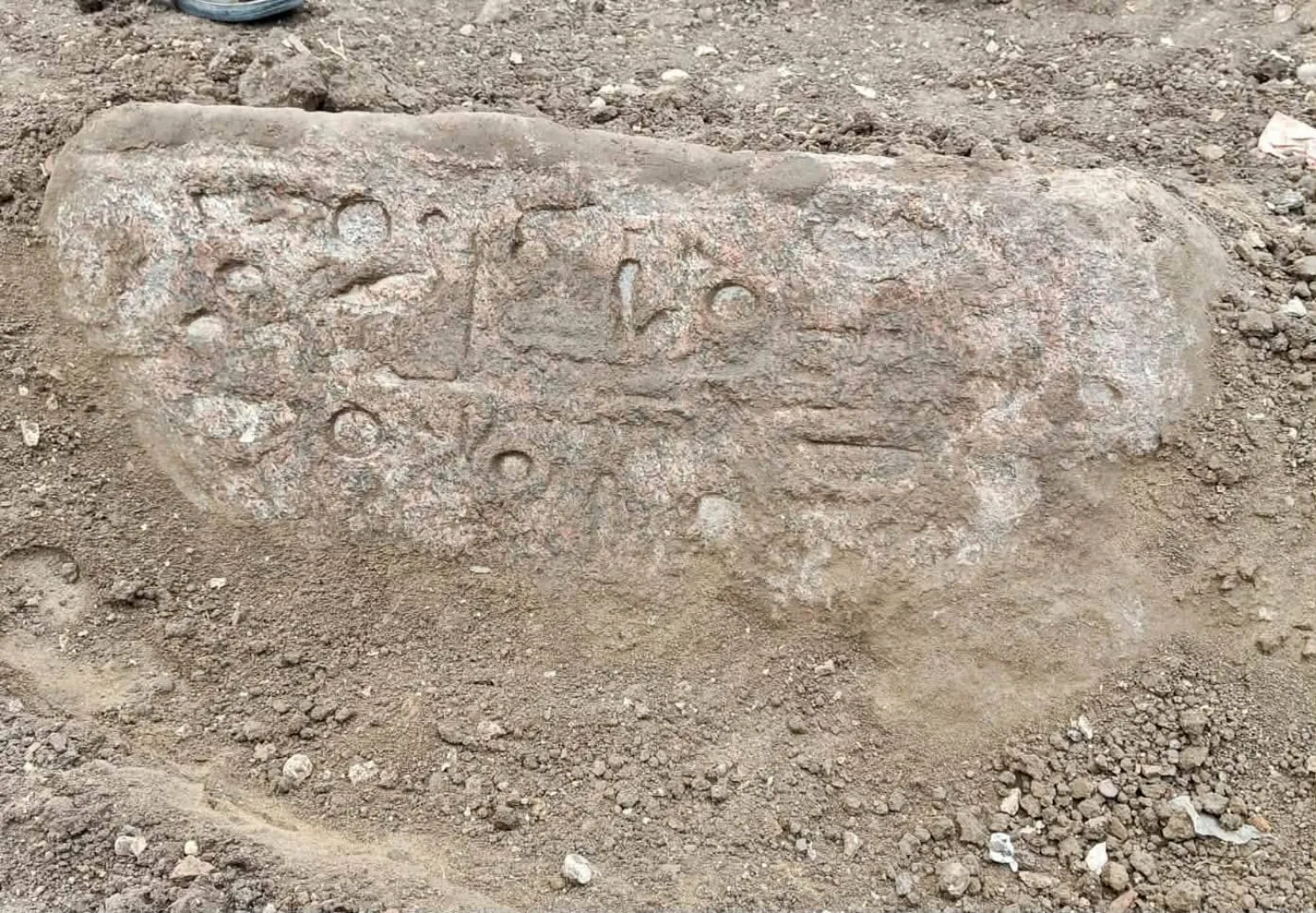نقوش وكتابات هيروغليفية بالموقع (وزارة السياحة والآثار)