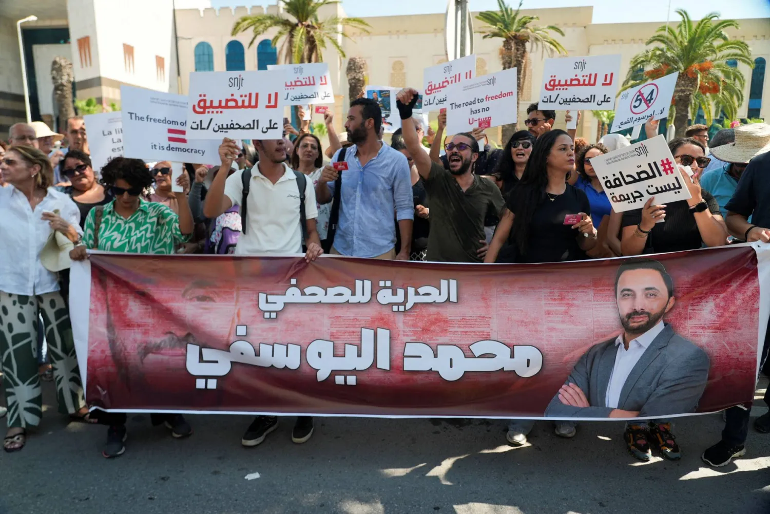 من مظاهرة سابقة نظمها صحافيون للمطالبة بإطلاق سراح الصحافي محمد اليوسفي (رويترز)