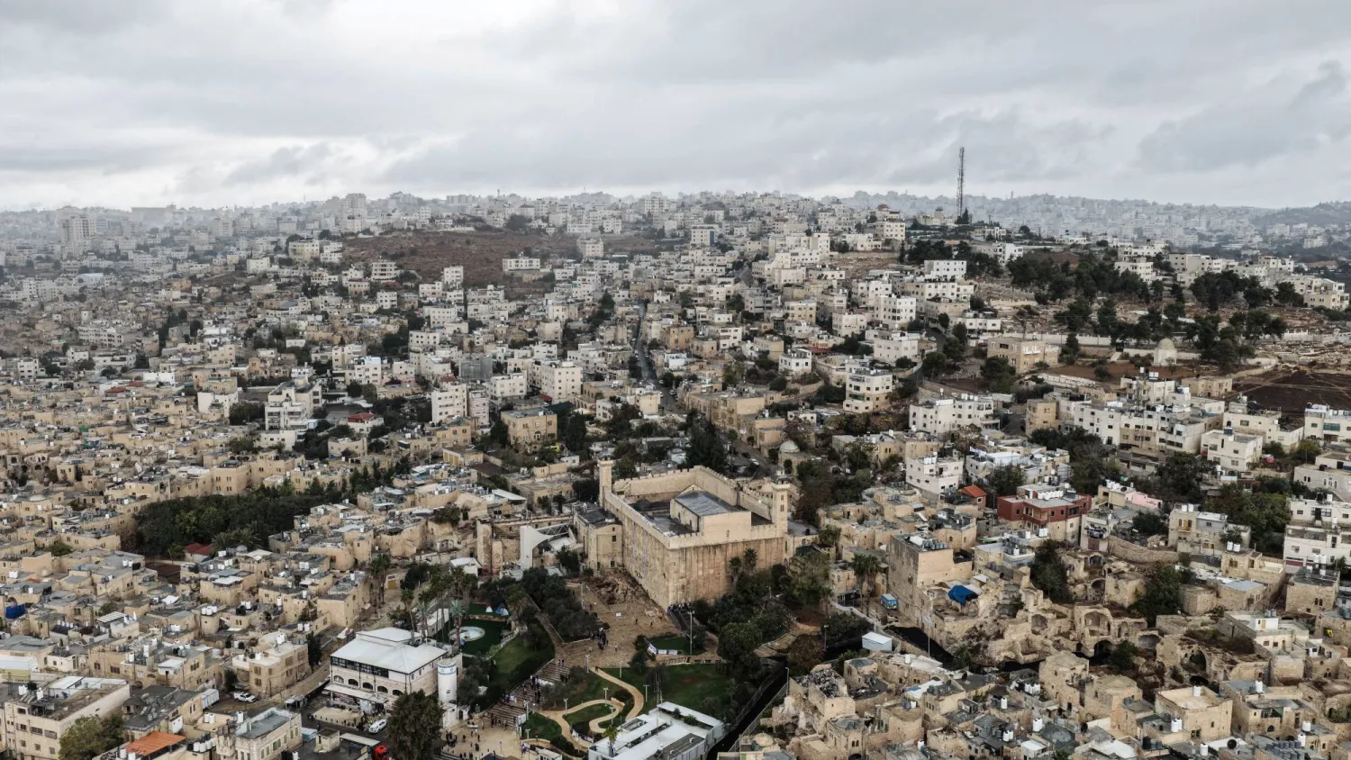 صورة جويّة للمسجد الإبراهيمي في الخليل بالضفة الغربية المحتلة (رويترز)