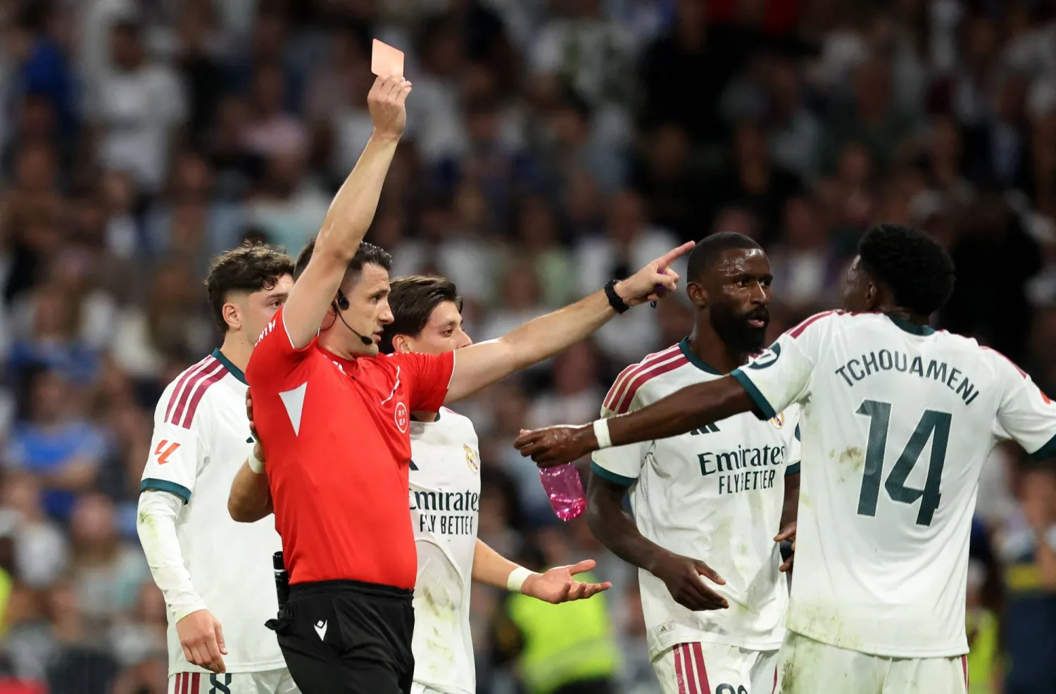 الحكم إيسيدرو دياز يشهر البطاقة الحمراء في وجه فينيسيوس جونيور خلال مواجهة ريال مدريد وفياريال (رويترز)