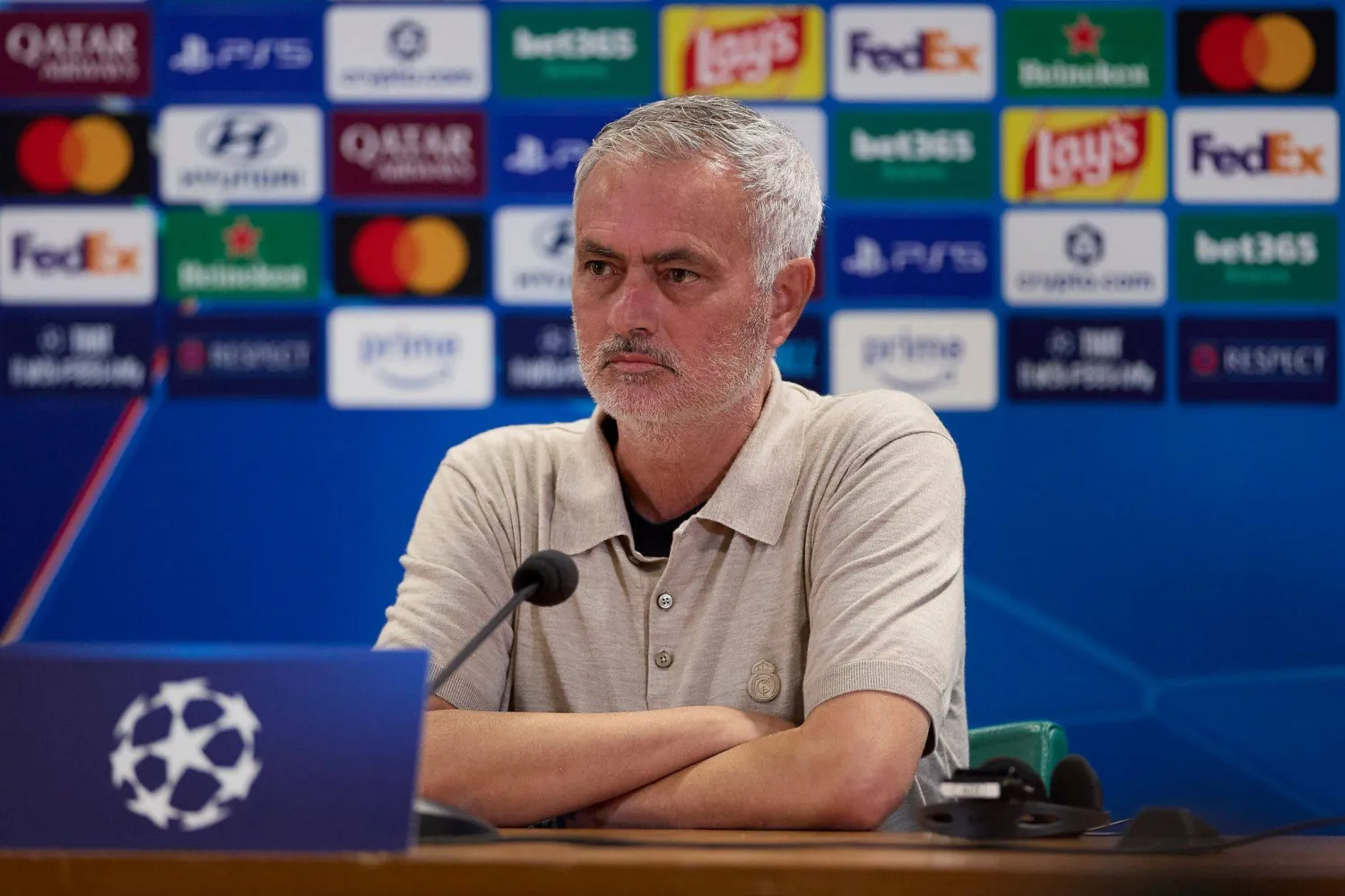 البرتغالي جوزيه مورينيو مدرب ريال مدريد خلال المؤتمر الصحافي عشية مواجهة روما في دوري أبطال أوروبا (د.ب.أ)