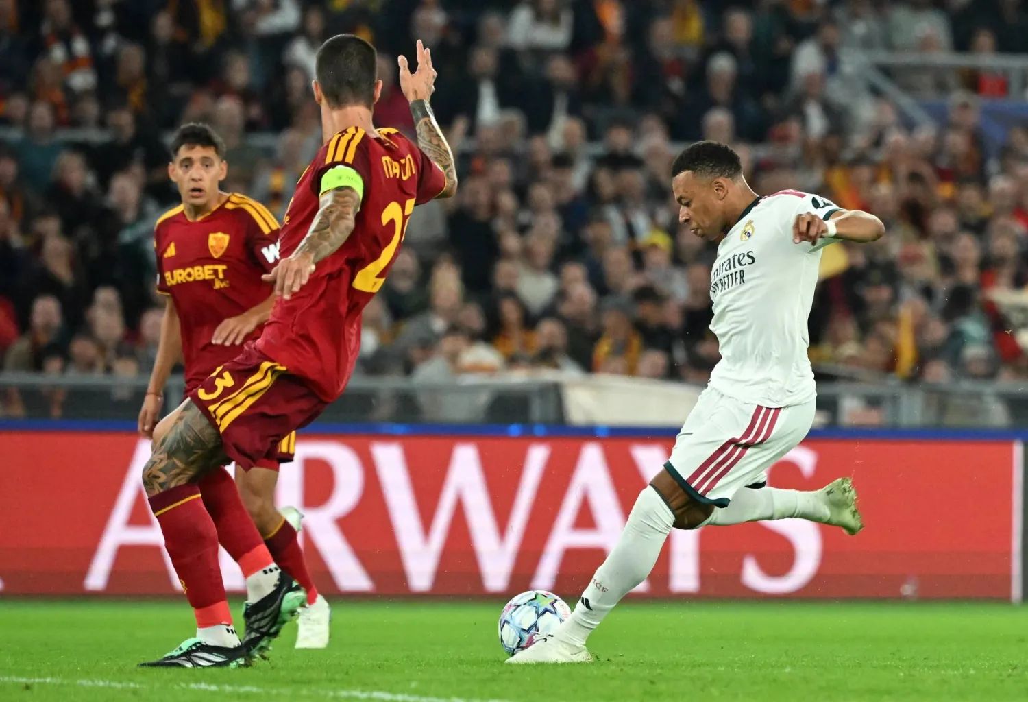 الفرنسي كيليان مبابي يسجل هدف التعادل لريال مدريد أمام روما الإيطالي في دوري أبطال أوروبا (إ.ب.أ)