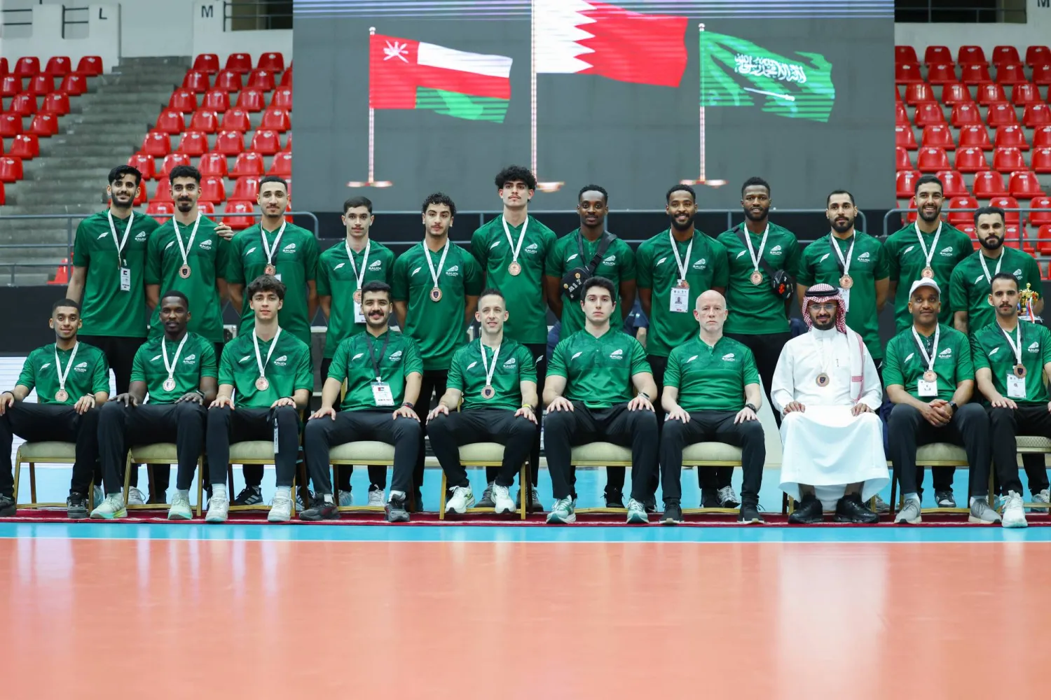 لاعبو المنتخب السعودي للكرة الطائرة لحظة تتويجهم بالبرونزية (الشرق الأوسط)