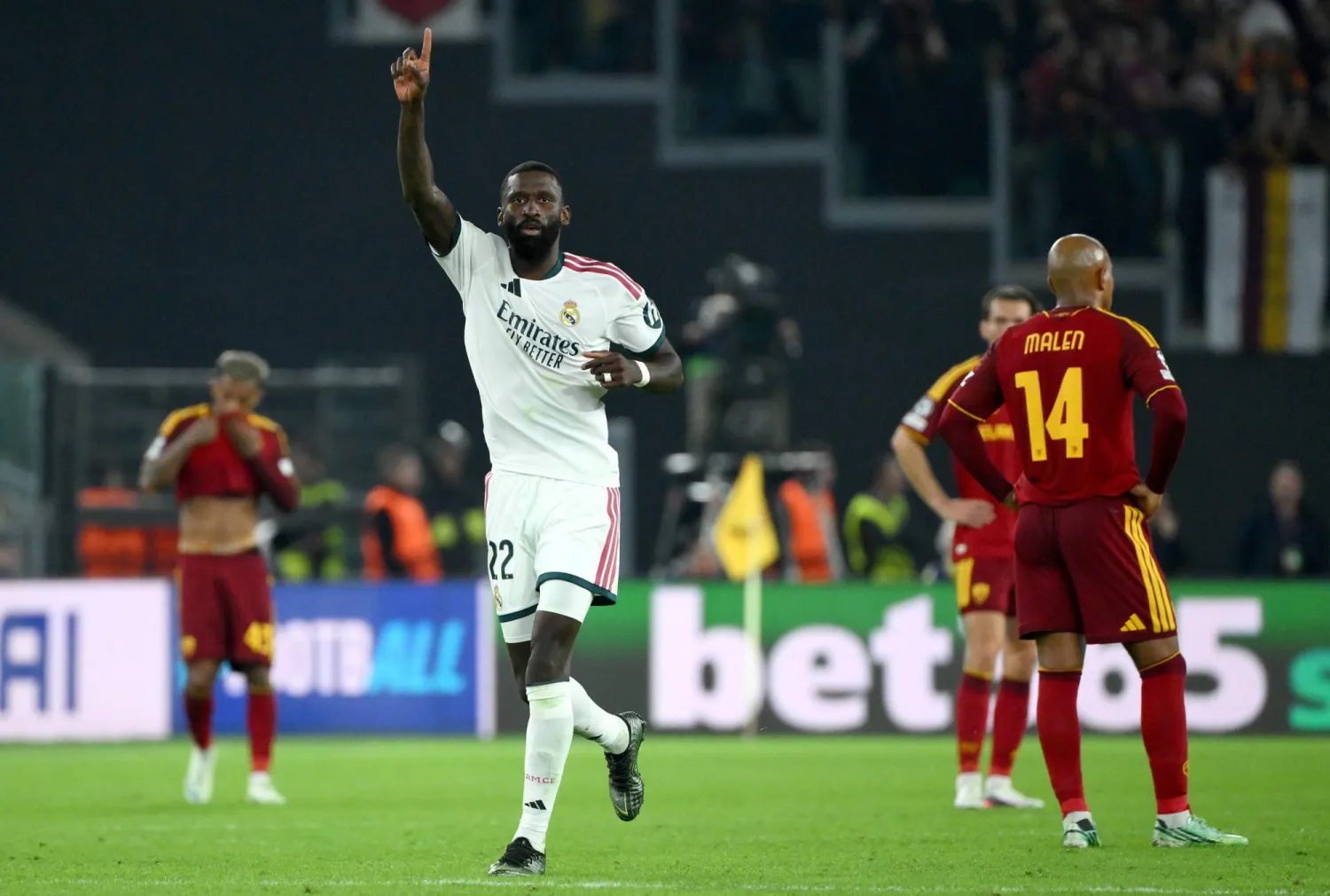 أنطونيو روديغر يحتفل بتسجيل هدف الفوز الرابع لريال مدريد أمام روما في دوري أبطال أوروبا (إ.ب.أ)
