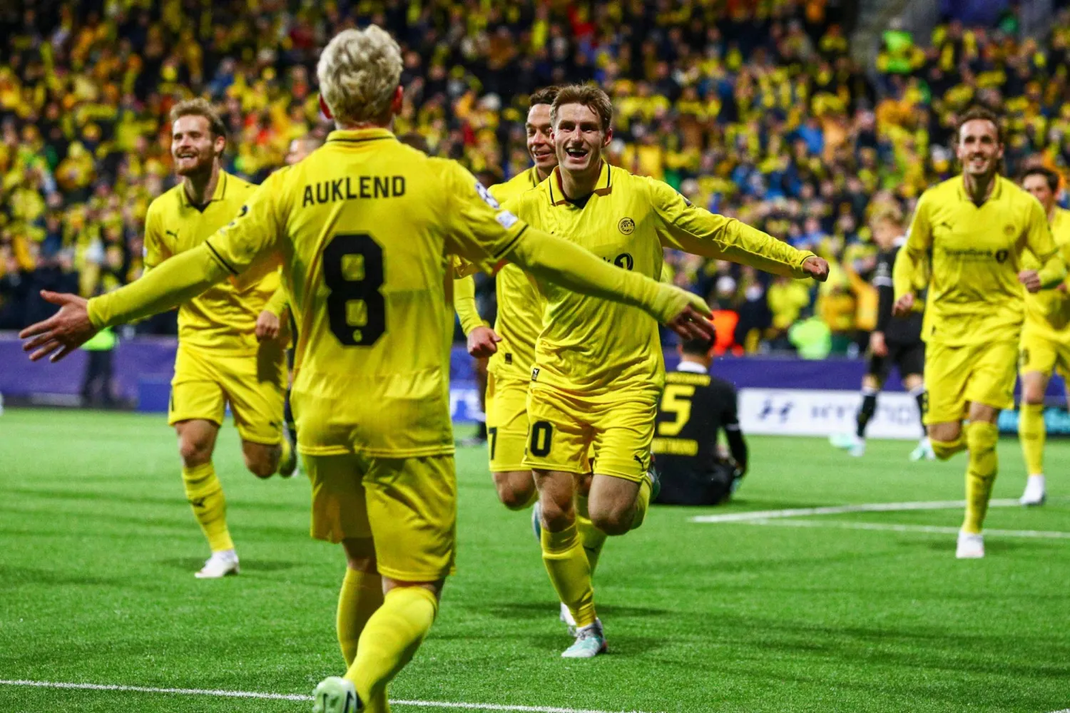  Bodo/Glimt's Norwegian midfielder #20 Fredrik Sjovold (C) celebrates scoring the opening goal with his teammates during the UEFA Champions League football match between Bodo/Glimt and BVB Borussia Dortmund at the Aspmyra stadium in Bodo, Norway on October 14 2026. (NTB / AFP) 