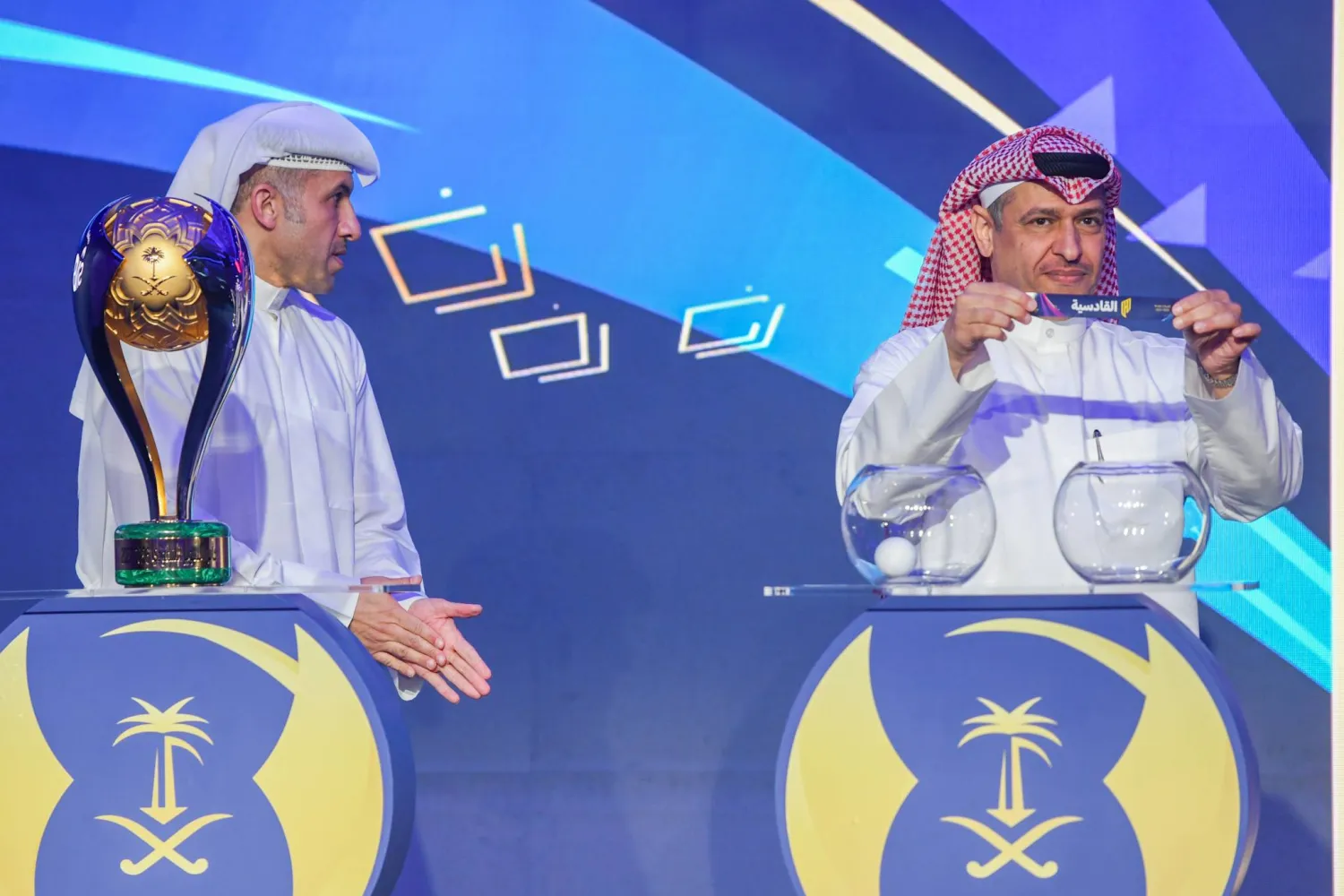 علي مروي وبشار عبدالله خلال مراسم إجراء القرعة (وكالة أنباء الكويت)