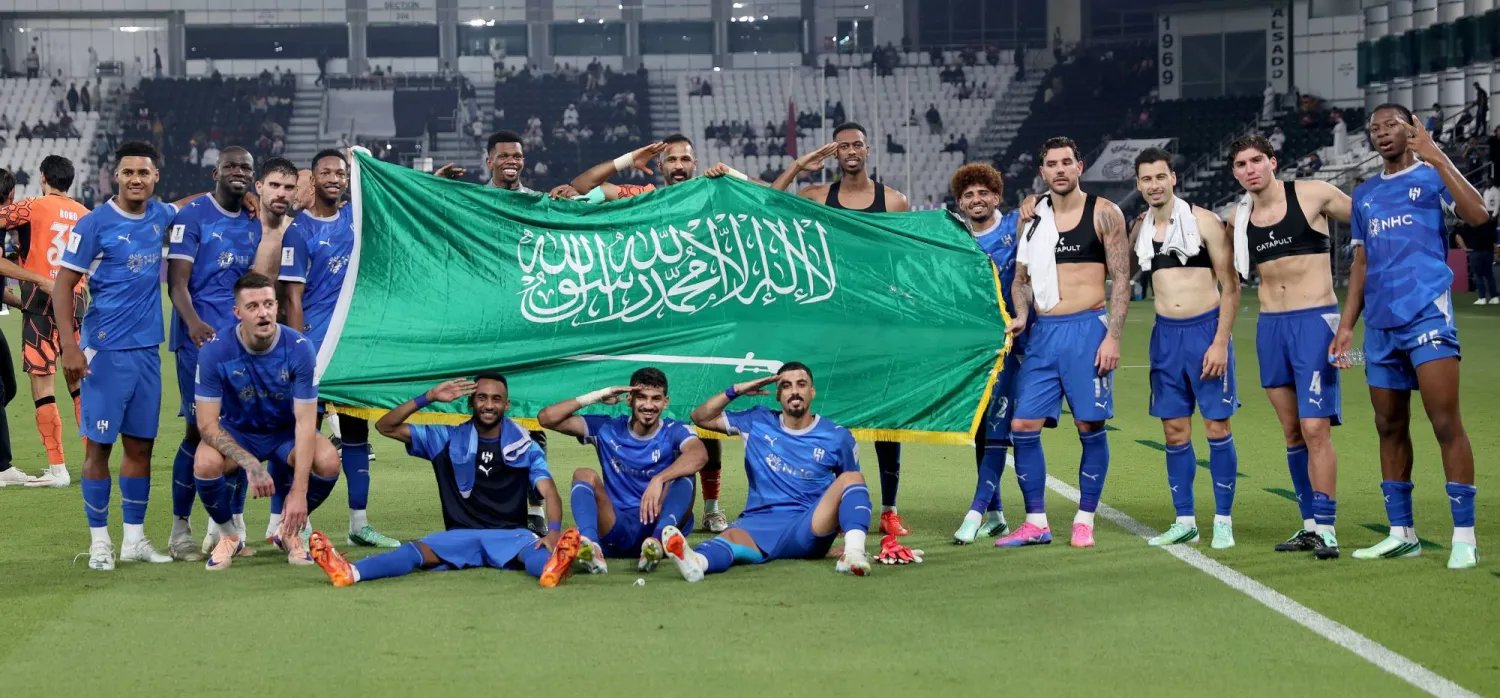 لاعبو الهلال يحتفلون برفع العلم السعودي بعد نهاية المباراة (تصوير: مشعل القدير)